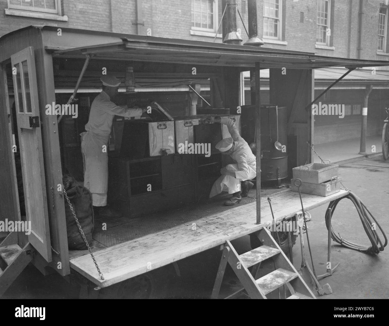 Am 2. Dezember 1941 wurde in Chatham eine mobile Küche mit acht Röstöfen, Kochplatten, vier Wasserkesseln und vier Gemüsekesseln für 500 Personen serviert. Das Fahrgestell hatte vier pneumatische Räder und eine Anhängevorrichtung. Fotografisches negativ, Royal Navy, Catering. Stockfoto