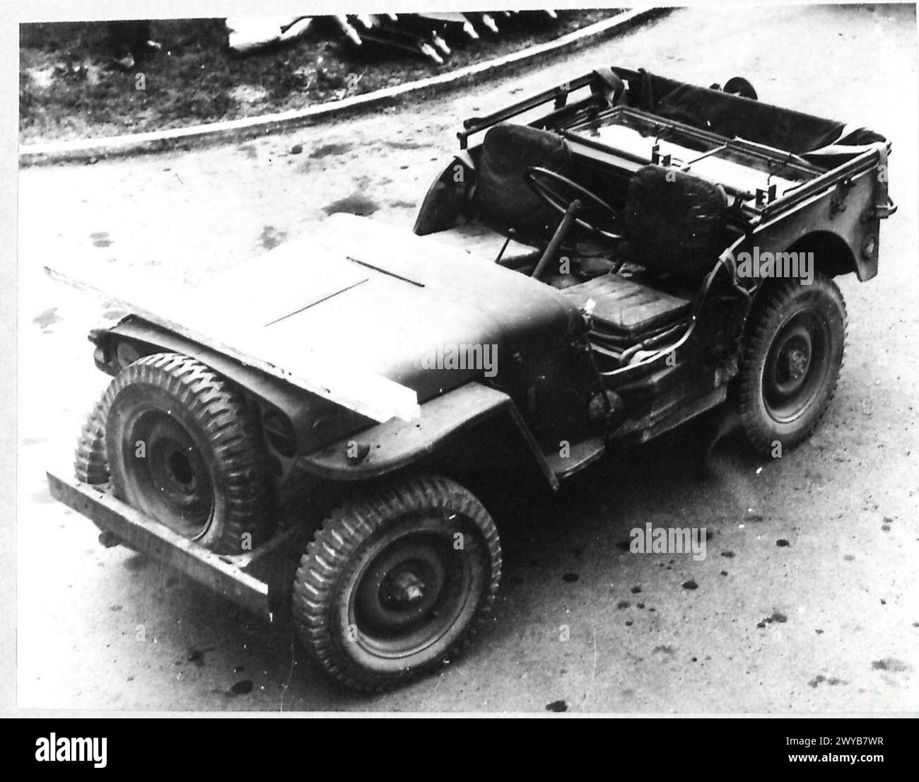 Fotografisches negativ, das die Aktivitäten der Royal Air Force in Großbritannien von 1940 bis 1945 zeigt, einschließlich Flugfeldoperationen, Flugzeugwartung und Personal in Uniform während des Zweiten Weltkriegs Stockfoto