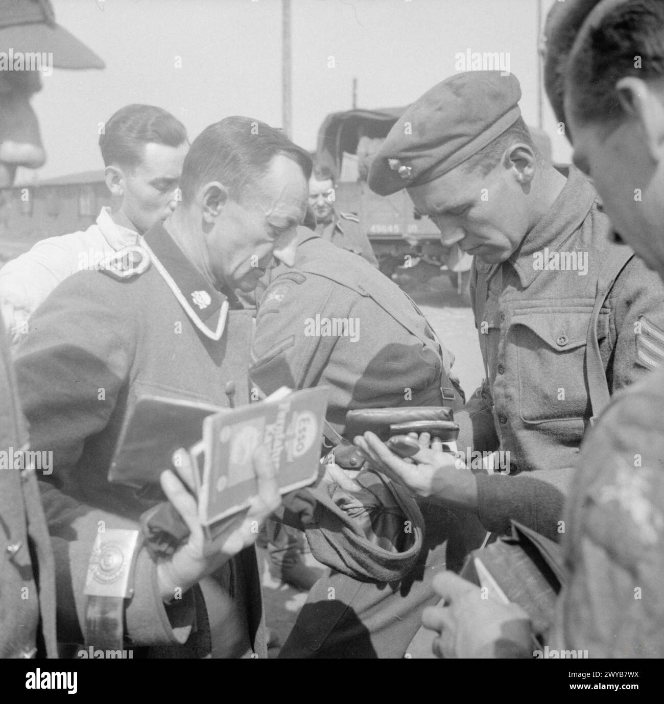 DIE SCHUTZSTAFFELN (SS) - ein SS-NCO wird im Lager Belsen durchsucht. 17. April 1945. , Deutsche Armee (drittes Reich), Schutzstaffel (SS) Stockfoto