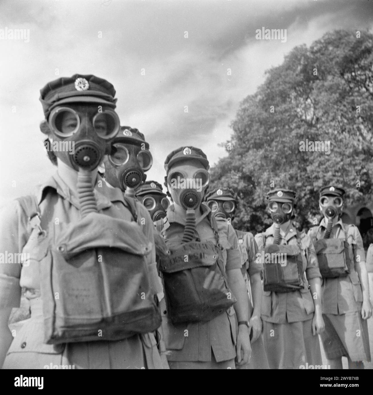 Die Soldatinnen des British Auxiliary Territory Service im Nahen Osten sind während des Militärdienstes mit Gasmasken ausgestattet. Stockfoto