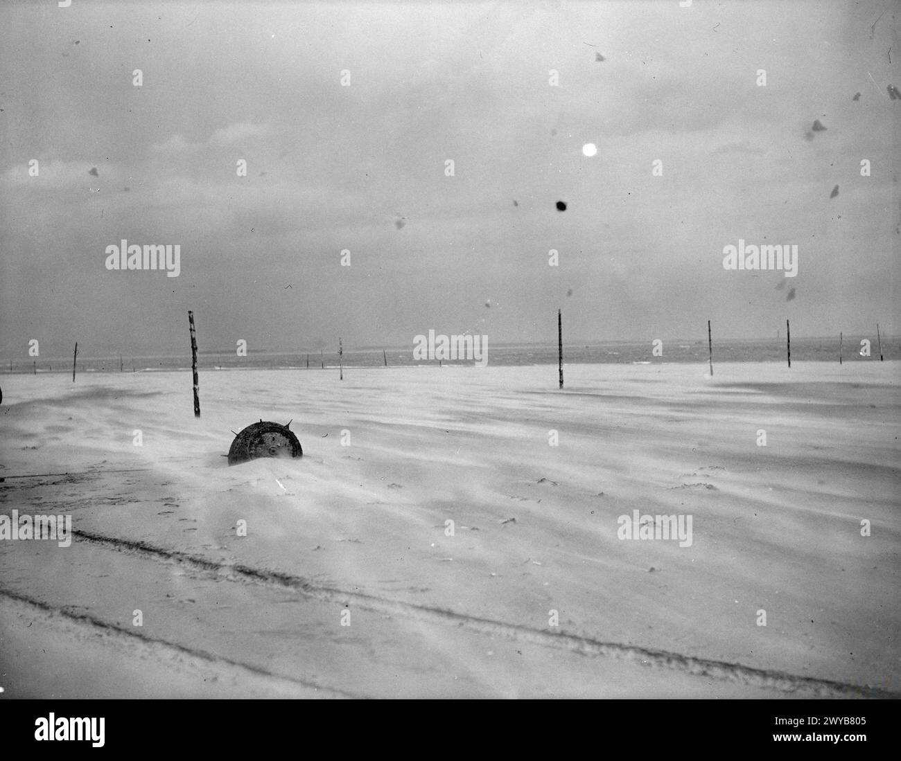 Am 25. November 1941 wird eine Marinemine in Tayport an Land gespült und vom Bergungskommando am kilometerlangen offenen Strand verwaltet. Stockfoto