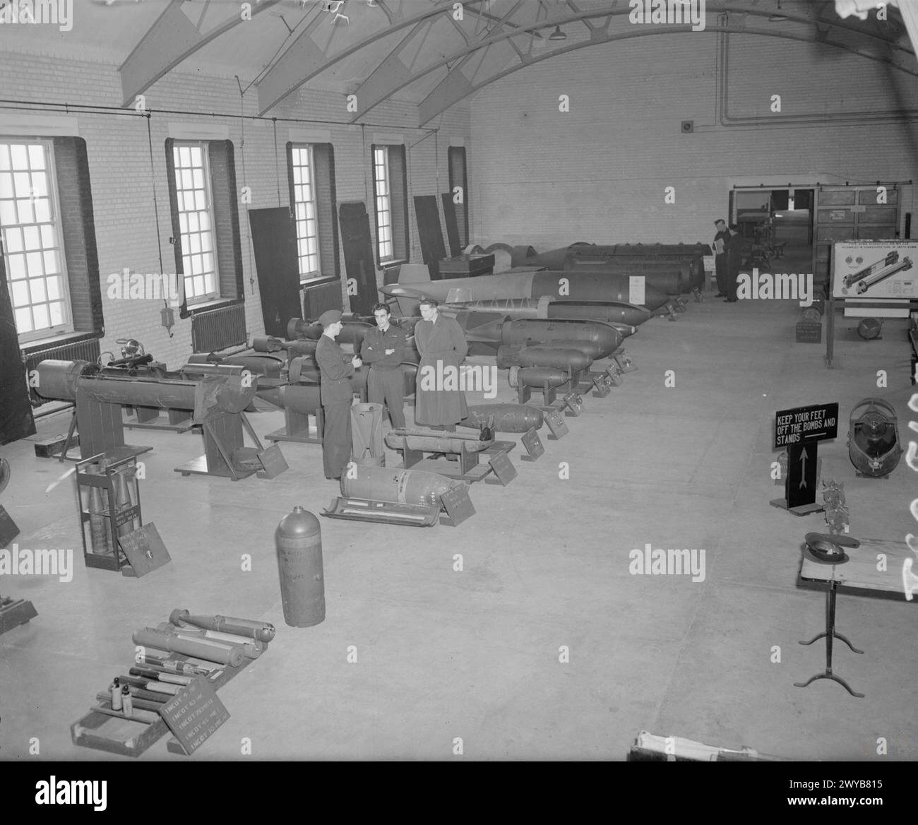 Verschiedene Arten von alliierten Bomben sind in einem Lehrschuppen in der Bomb Alley, Empire Air Armament School, Manby, Lincolnshire, 1940–1945 ausgestellt. Stockfoto