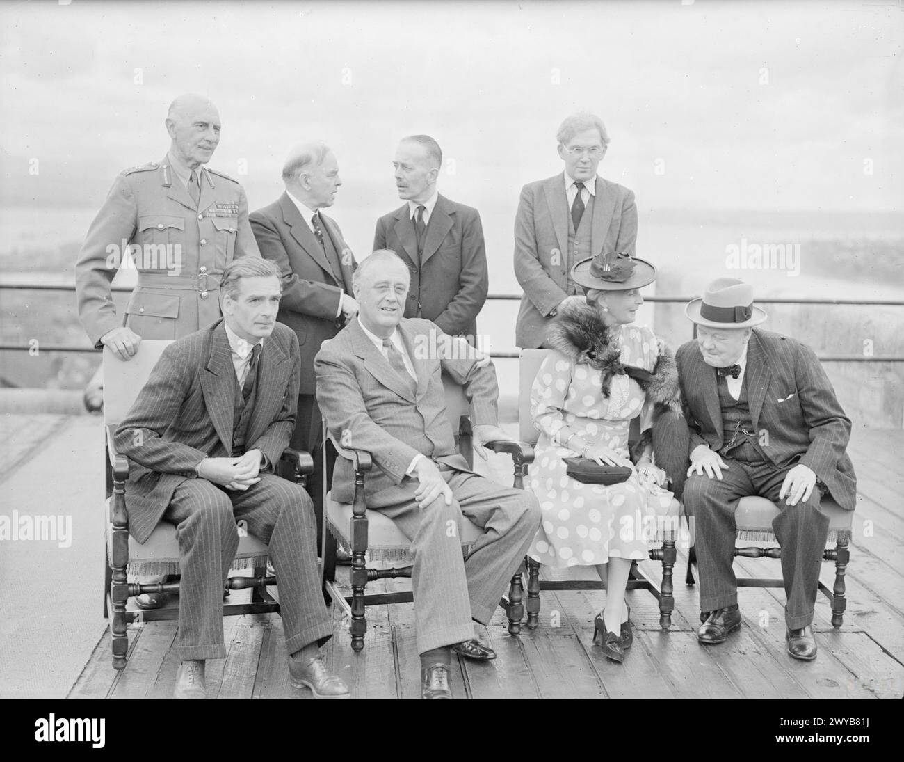 Im August 1943 trafen sich Churchill und Präsident Roosevelt in der Zitadelle in Québec. Zu den Teilnehmern zählten Anthony Eden, Countess of Athlone, Earl of Athlone, Mackenzie King, Sir Alexander Cadogan, und Brendan Bracken. Stockfoto