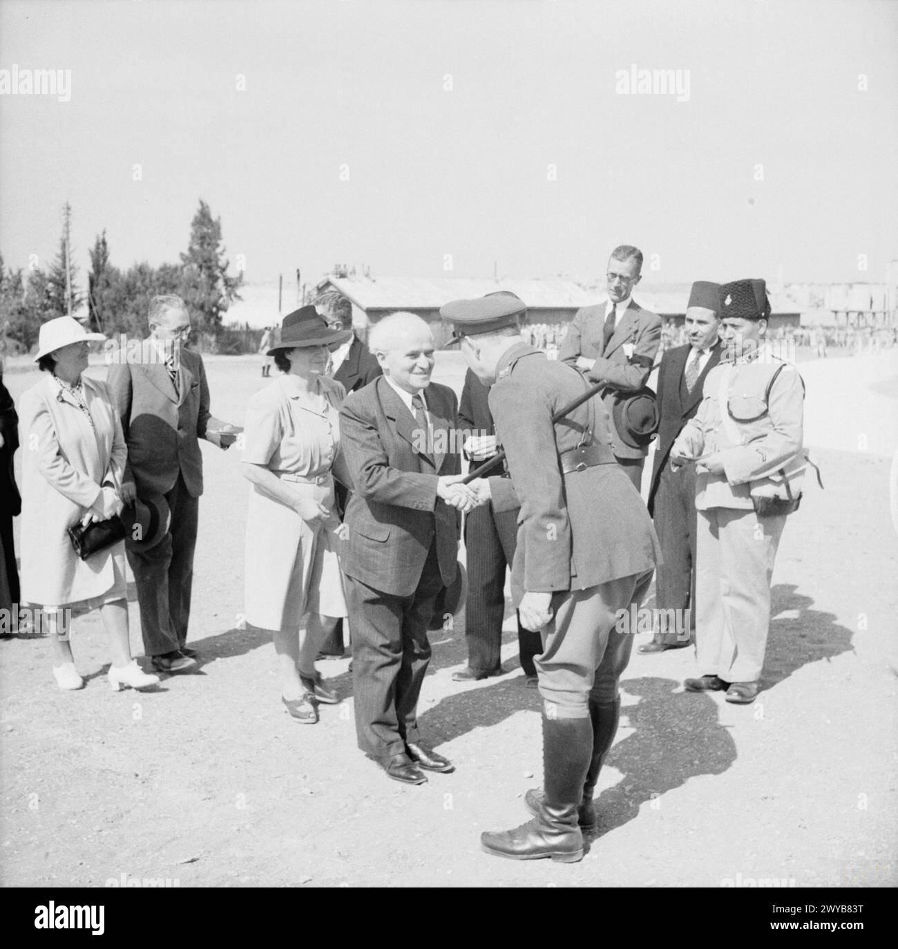 Herr und Frau David Ben Gurion von der Jüdischen Agentur präsentierten Viscount Gort, Kommissar für Palästina, während des britischen Mandats von 1917 bis 1948. Stockfoto
