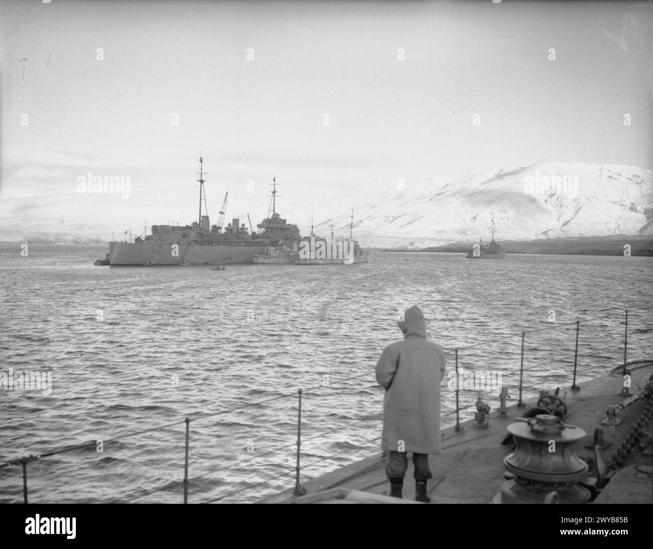 HMS Hecla, ein Zerstörer-Depot-Schiff der Royal Navy, liegt in Hvalfjord, Island, mit Zerstörern während des Zweiten Weltkriegs. Stockfoto