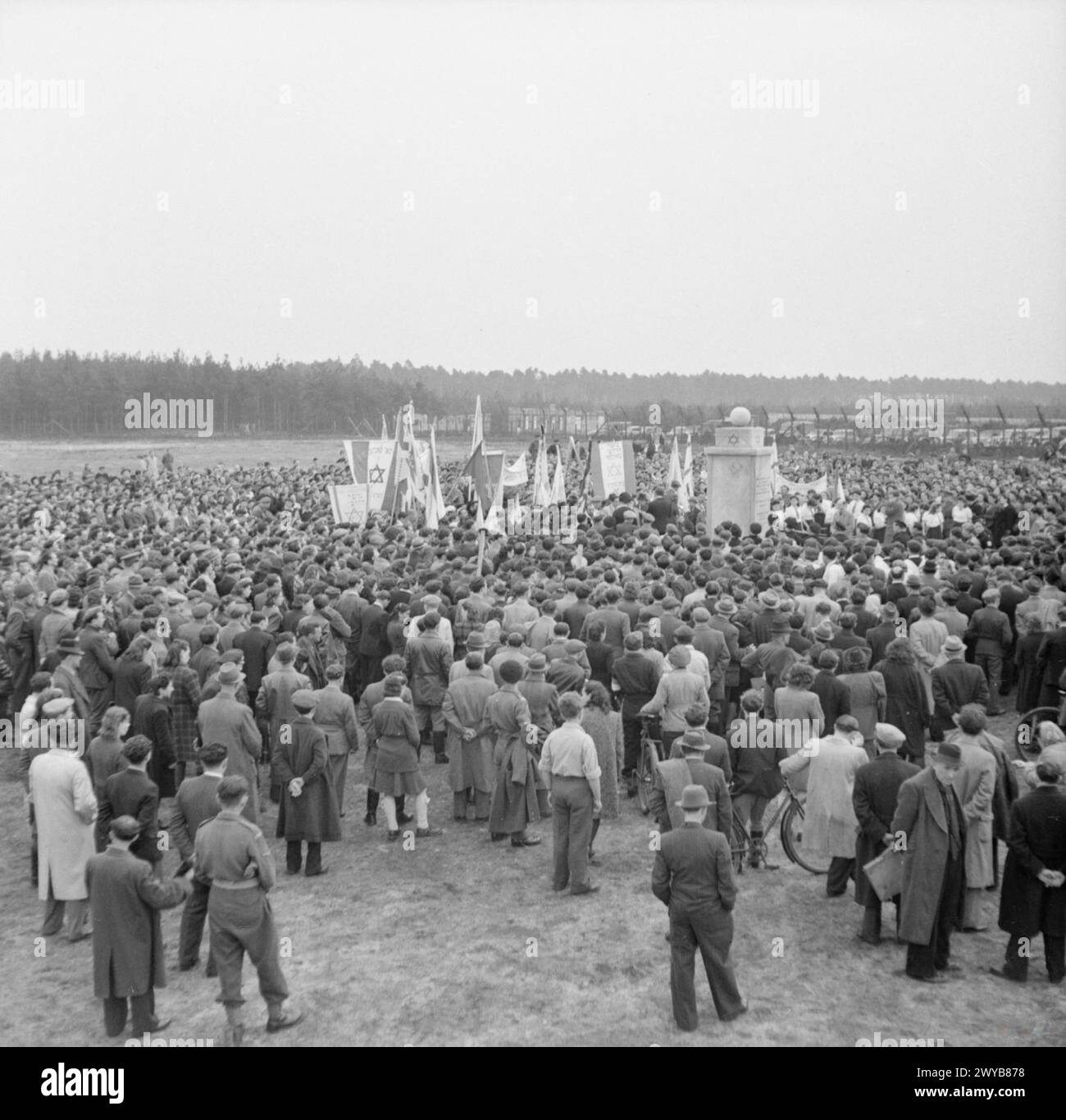 Der jüdische Gedenkstein in Bergen-Belsen wird am ersten Jahrestag der Befreiung des Lagers im April 1946 unter dem Zentralen Jüdischen Komitee in der britischen Besatzungszone enthüllt. Stockfoto
