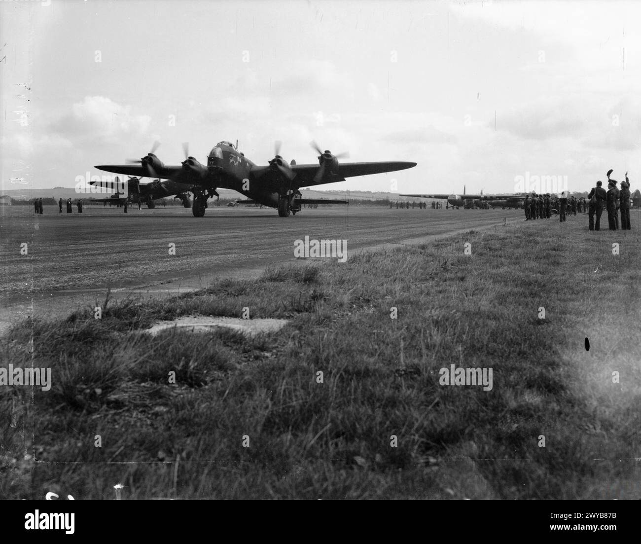 ROYAL AIR FORCE: HAUPTQUARTIER DER ALLIIERTEN EXPEDITIONSTRUPPE, NR. 38 GRUPPE RAF. - OPERATIONSMARKT I: Der Flugbetrieb zur Beschlagnahme von Brücken zwischen Arnheim und Eindhoven (Holland) (Teil des OPERATIONSMARKTES). 'Shorty George', Ein kurzer Stirling Mark IV Segelschlepper der No. 295 Squadron RAF, startet seinen Startflug in Harwell, Oxfordshire, und schleppt eine Horsa Mark I mit Truppen der 1. Airborne Division an Bord, die in Richtung Landing Zone (LZ) 'N' bei Nijmegen, Holland. Zwischen 11,20 und 11,40 am Morgen des 17. September 1944. Royal Air Force, Royal Air Force Regiment, Sqdn, 1 Stockfoto