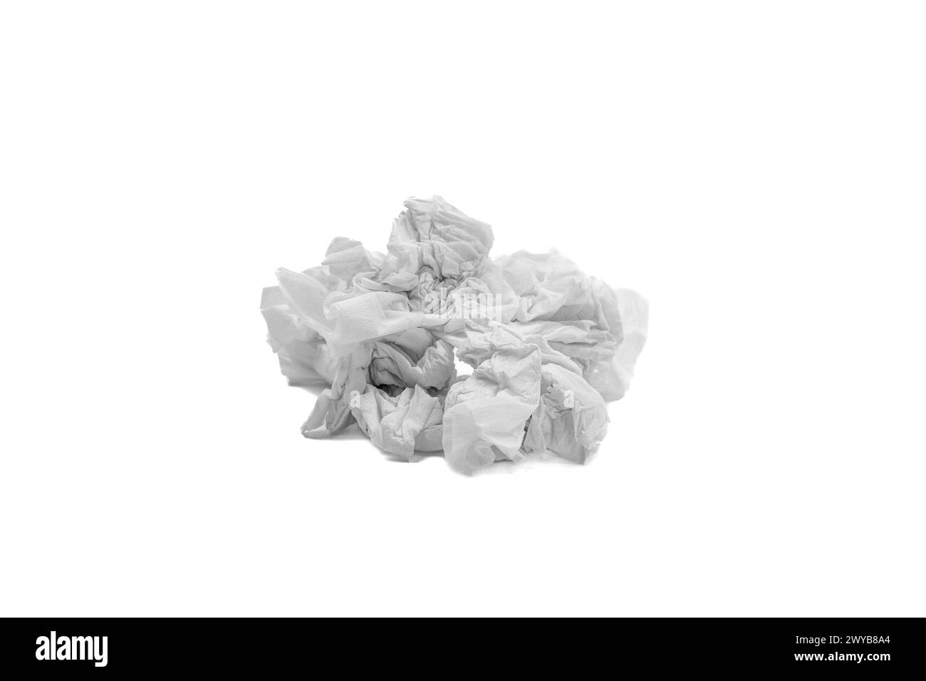 Stapel von zerknittertem Tissuepapier. Verwendetes geschraubtes Papiergewebe, isoliert auf weißem Hintergrund. Körperhygiene Stockfoto
