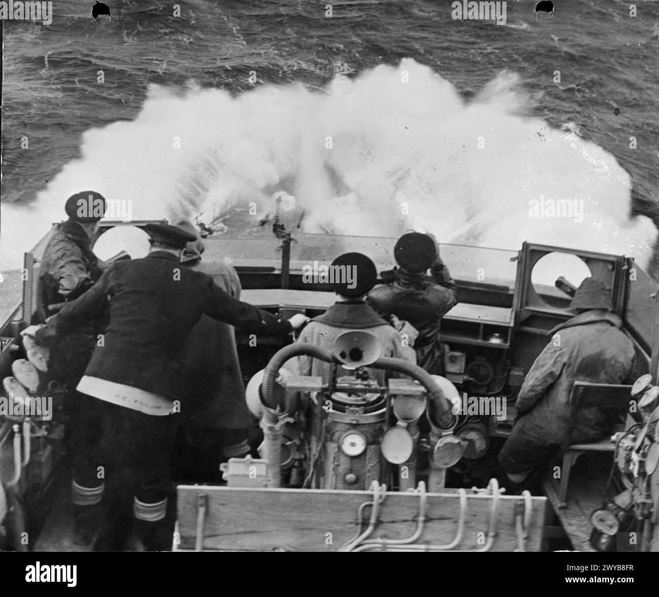 Die HMS Sheffield erlebte schwere Stürme während einer dreitägigen Passage durch die nördlichen Gewässer. Hurrikanwind überschritt 65 Knoten, schwere See beschädigte Ausrüstung, verringerte Sicht und erforderte, dass die Motoren mit minimaler Geschwindigkeit laufen mussten. Nach drei Tagen nahm der Sturm ab, so dass der Kreuzer wieder Kurs zum Hafen nehmen konnte. Stockfoto
