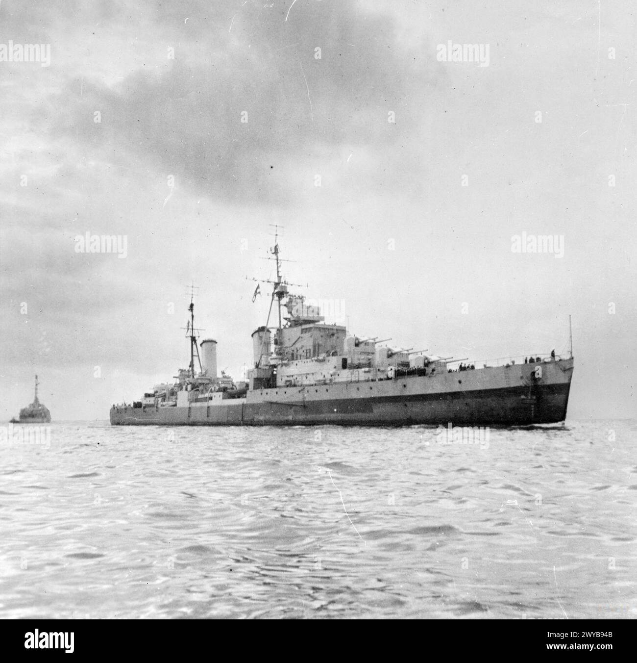 Im November 1944 befand sich die HMS Argonaut, ein Kreuzer der Dido-Klasse, im Hafen von Alexandria. Fotografisches negativ, Royal Navy, Kreuzschiff der Dido-Klasse. Stockfoto