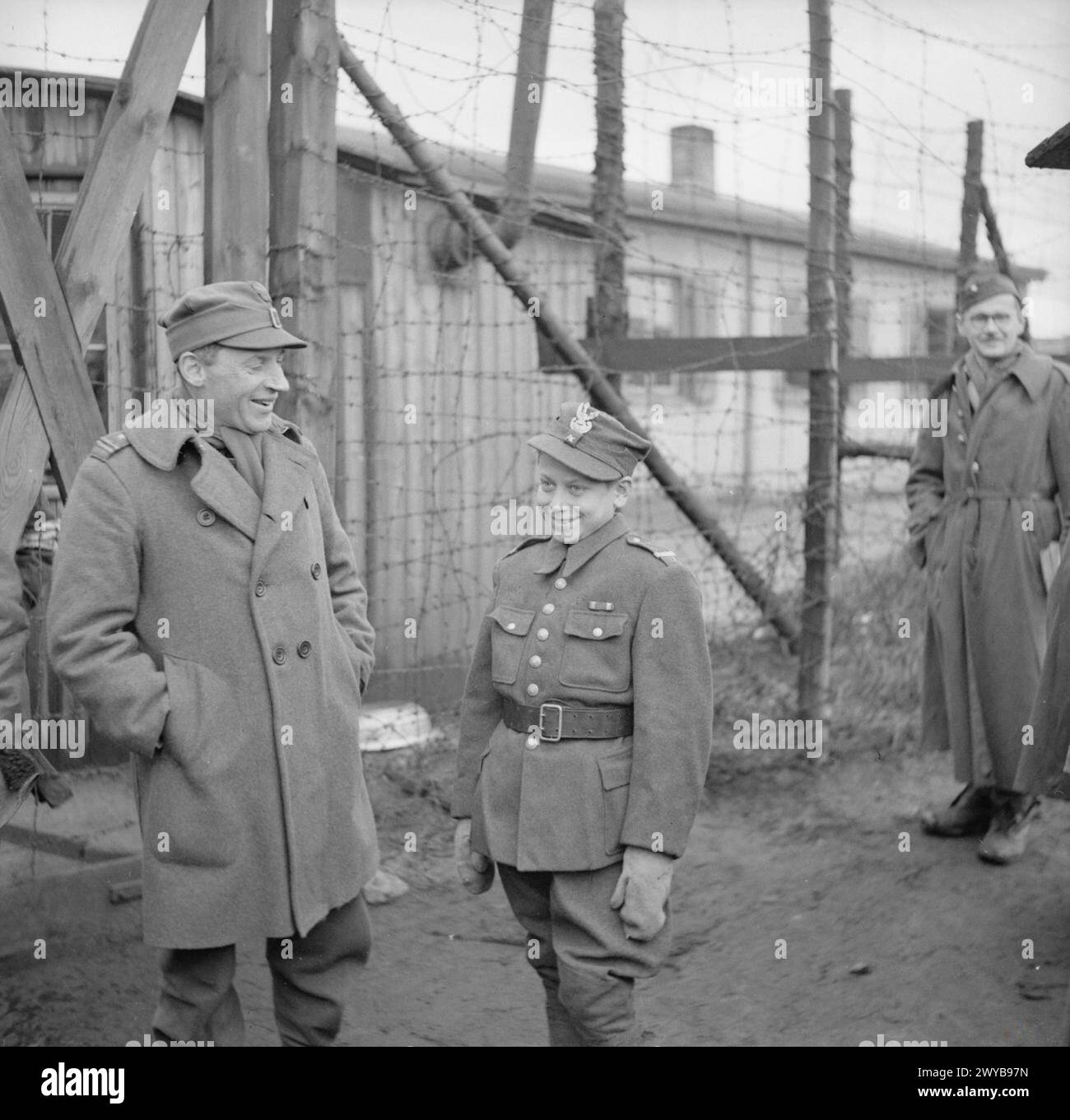 DIE BEFREIUNG VON STALAG XB IN SANDBOSTEL, APRIL 1945 - dieser 14-jährige polnische Junge trägt das Tapferkreuz, gewann für den Auswurf zweier deutscher Panzer während des Warschauer Aufstandes am 30. April 1945. Er hat den Rang eines Lance Corporal und ist unter dem Namen „Lisek“ bekannt, was „kleiner Fuchs“ bedeutet. Nachdem die Truppen der Panzerdivision der Garde auf schwere Opposition gestoßen waren, nahmen sie Stalag XB in Sandbostel bei Zeven ein. Dieses Lager enthielt auch eine große Anzahl politischer Gefangener aller Nationalitäten sowie britische Kriegsgefangene und alliierte Soldaten. Die Bedingungen der politischen Gefangenen waren auf einem Stockfoto