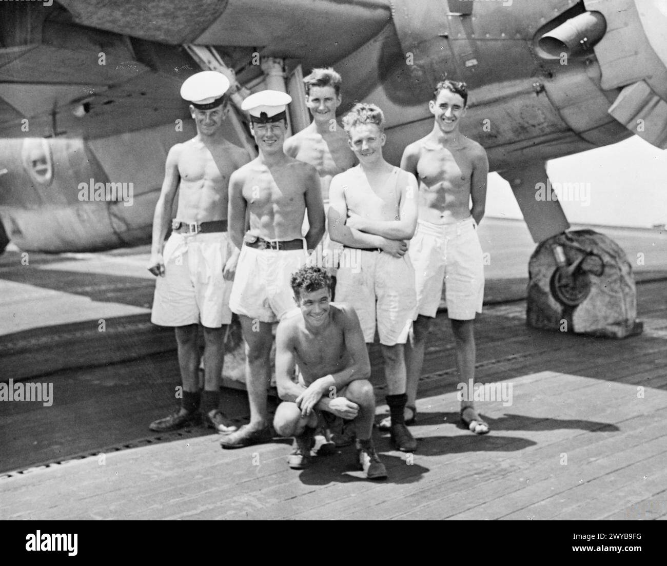 MÄNNER EINES BRITISCHEN ESCORTTRÄGERS IN FERNÖSTLICHEN GEWÄSSERN. MÄRZ 1945 AN BORD DER HMS EMPRESS. - Männer von Nordwales dienen in der KAISERIN. Von links nach rechts: Hintere Reihe: Signalgeber E F Roberts, Eglwd Bach, N Wales; A/B T Howells, Welshpool; der Telegraf J Roberts, Dinas Mawddwy, Methyr, N Wales. Zweite Reihe: A/B W G Jones, Restalyn, Flintshire; A/B T M Jones, Llanelian, Colwyn Bay. Vorne: A/B J Owen, Talysarn Penygroes, Caernarvan, N Wales. , Stockfoto