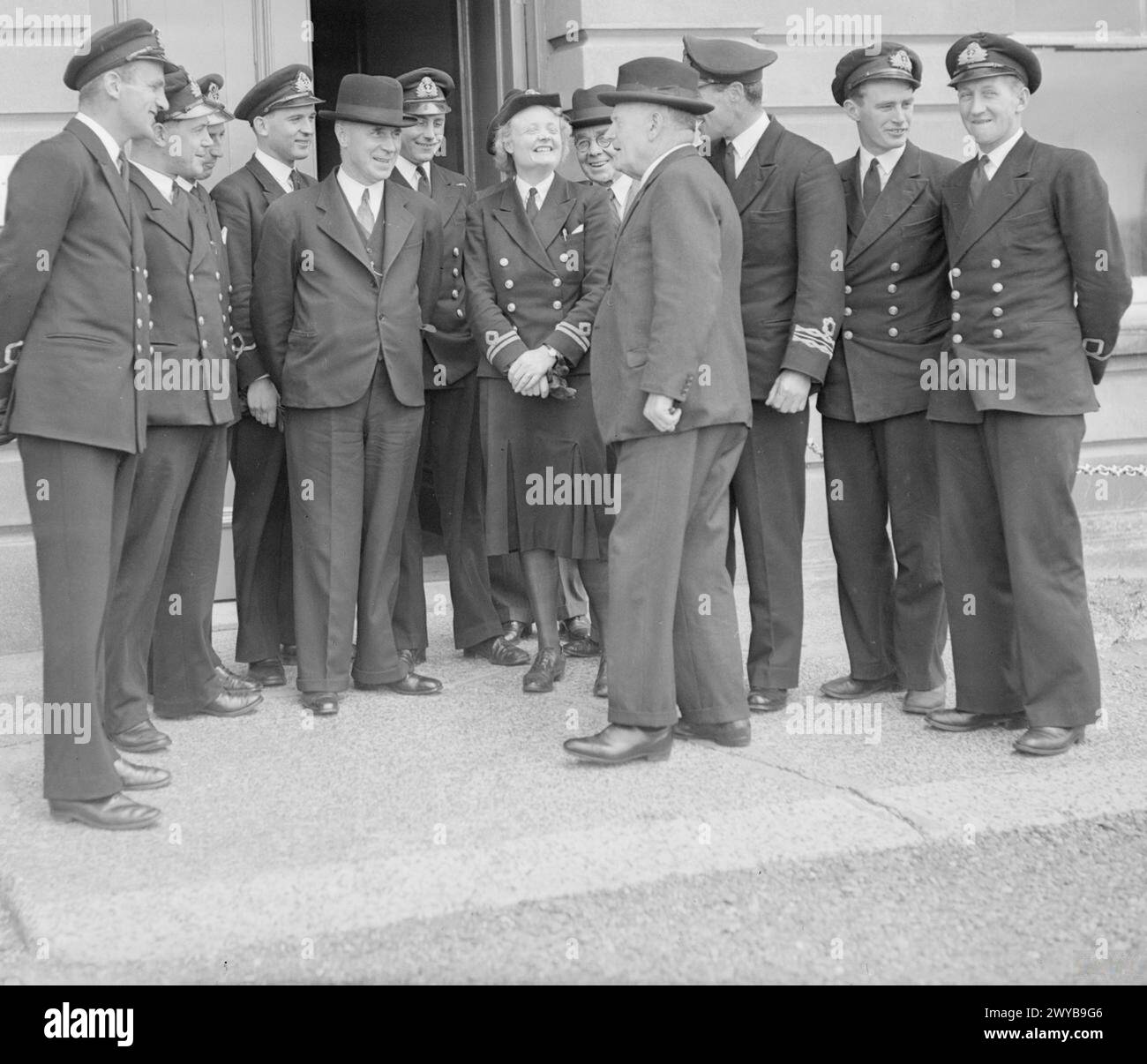 Der Hochkommissar für Neuseeland, W. J. Jordan, und der Verteidigungsminister Frederick Jones, inspizierten am 2-3. Juni 1943 neuseeländische Marinekräfte bei der HMS Beehive und der HMS Midge und sprachen mit Offizieren, darunter Lieut Commander S.C. Bradley und Sub Lieuts R.A. Mitford-Burgess, G.J. Macdonald, C.G. Goldsmith, N. Watson, G.K. Natusch, W.C. Drake, G.J. Plank und 2. Offizier Nancy Allen, WRNS. Stockfoto