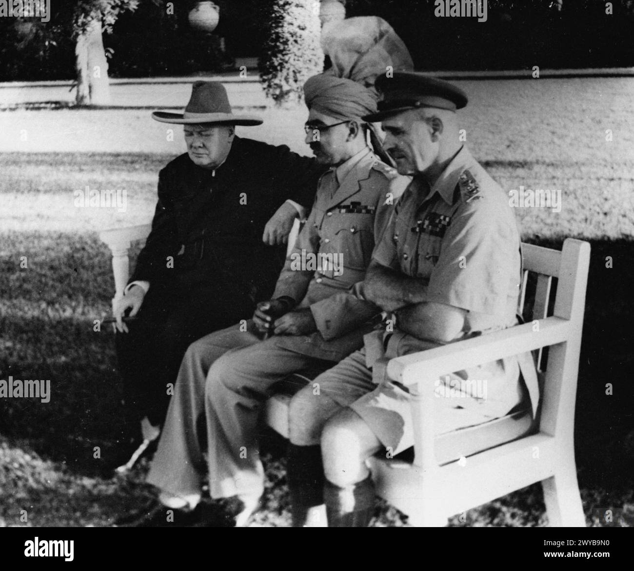 Winston Churchill trifft Punjab Premier Sir Sikander Hayat Khan und General Sir Archibald Wavell, C-in-C Indien, während seines Nahost-Besuchs 1942 in Kairo. Stockfoto
