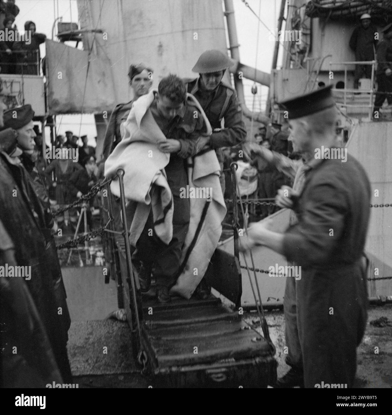 Ein verwundeter kanadischer Soldat wird nach dem Angriff auf Dieppe am 19. August 1942 von der polnischen Marine ORP Ślązak in Portsmouth ausgestiegen. Stockfoto