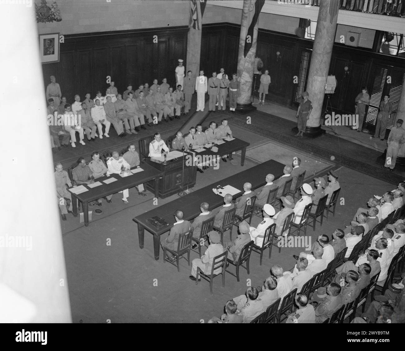 DIE JAPANISCHEN SÜDARMEEN ERGEBEN SICH IN SINGAPUR, 1945 - Lord Louis Mountbatten, Oberster Alliierter Kommandeur Südostasiens, liest der japanischen Delegation die Bedingungen der Kapitulation vor, bevor sie das förmliche Dokument der Kapitulation unterzeichnen. Mountbatten, Louis Francis Albert Victor Nicholas George Stockfoto