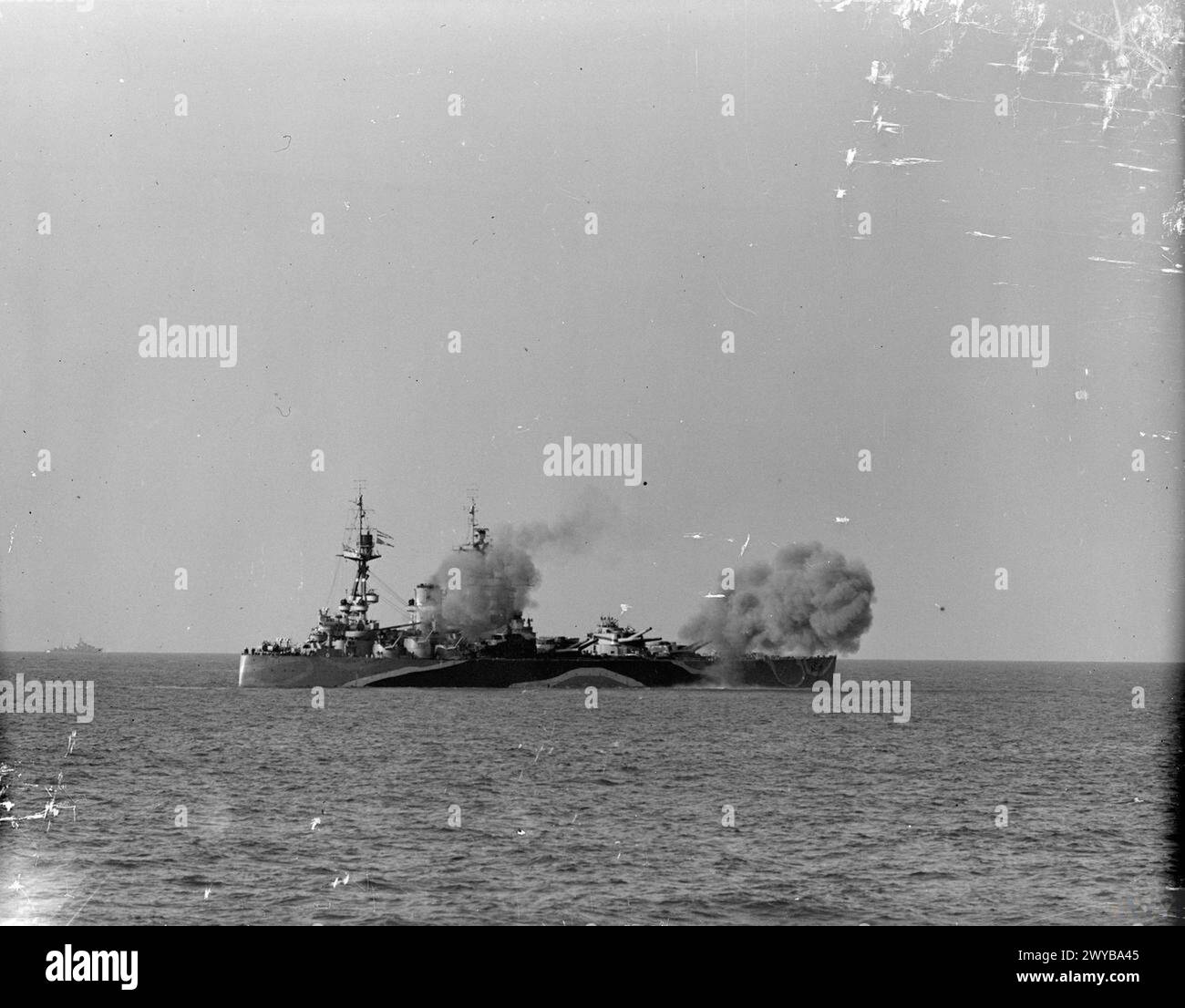Am 7. Juni 1944 flog die HMS Holmes, eine Fregatte der Captain-Klasse, von Caen aus, die die alliierte Landung unterstützte. HMS Rodney feuerte 16-Zoll-Geschütze auf feindliche Positionen an Land. Stockfoto