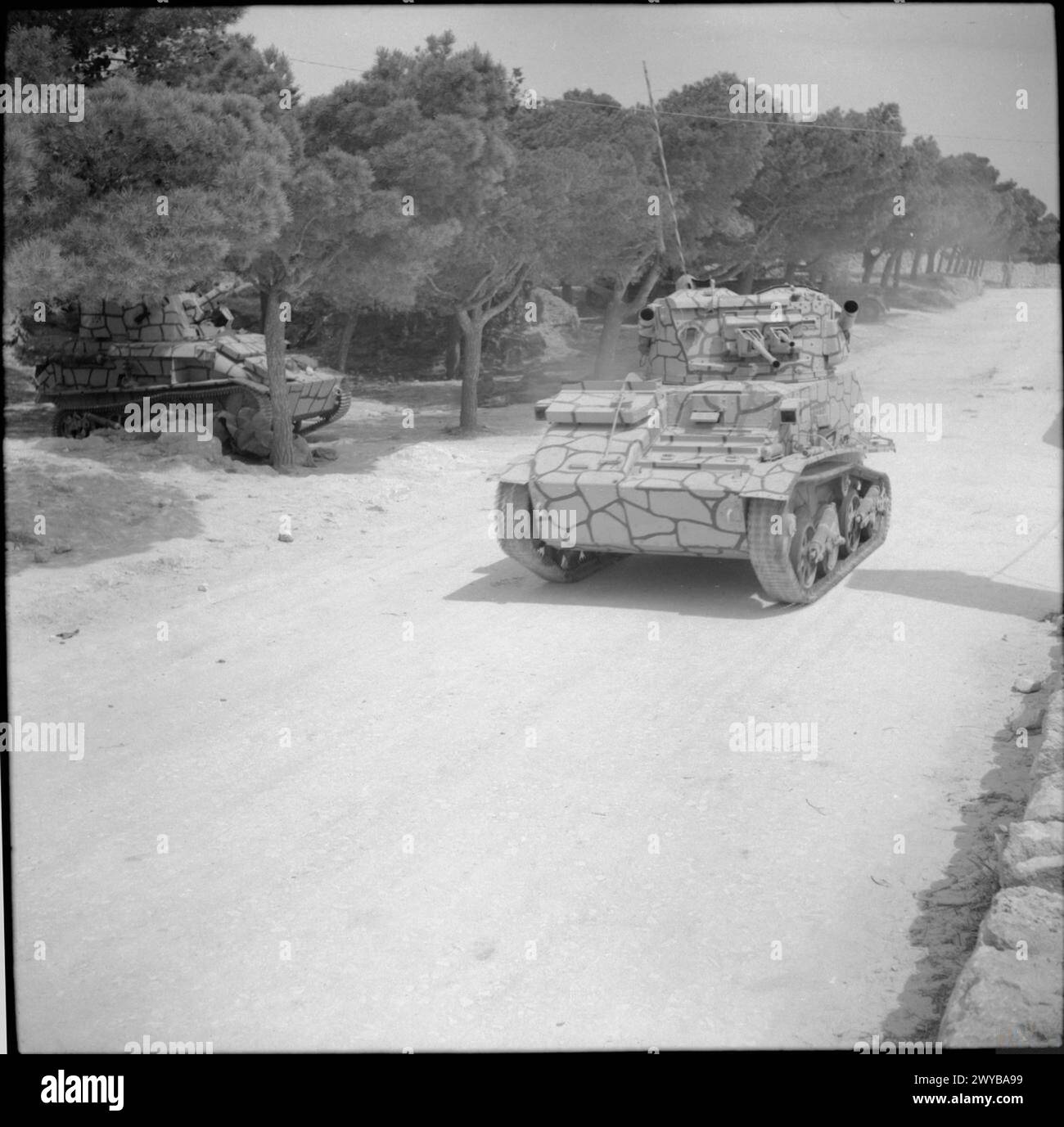 Leichte Panzer Mk VI Fahrzeuge, darunter ein Mk VIC, ausgestattet mit einem 15 mm Besa Maschinengewehr, nehmen am 24. Mai 1942 an einer Übung der britischen Armee in der maltesischen Landschaft teil. Stockfoto
