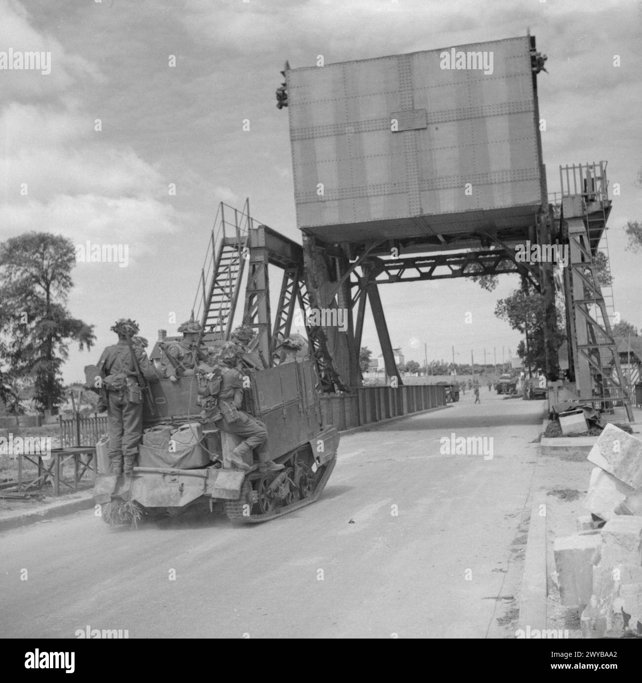 DIE BRITISCHE ARMEE IM NORMANDIE-FELDZUG 1944 – Ein schwer beladener Universal Carrier überquert die Pegasus Bridge, die Hebebrücke über den Caen Canal bei Benouville, die in den frühen Morgenstunden des D-Day, 8. Juni 1944, durch einen Segelflugangriff gefangen genommen wurde. , Stockfoto