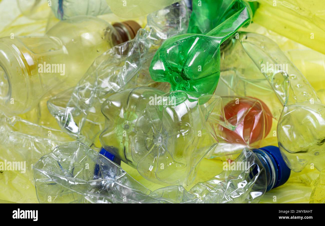 Stapel von zerquetschten gebrauchten Kunststoffflaschen. Umweltkonzept Stockfoto