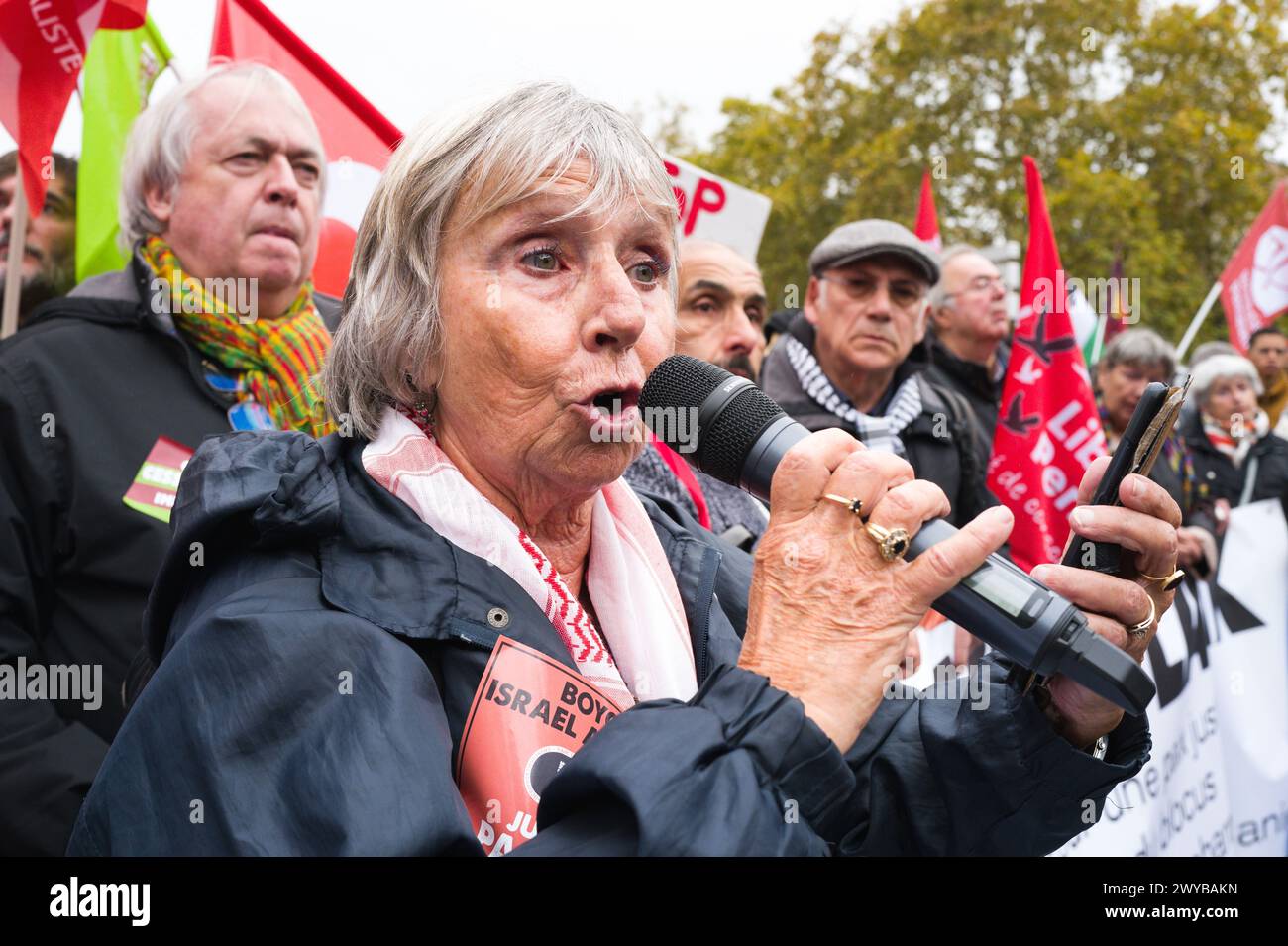 Der Vertreter des israelischen Boykott-Kollektivs ergreift das Wort. Demonstration für den Frieden in Gaza, gegen die Massaker. Stockfoto