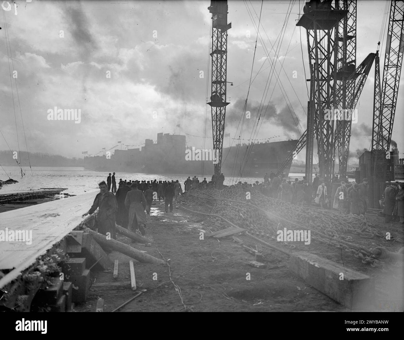 Am 30. November 1944 startet die Prinzessin Elizabeth die HMS Vanguard, das größte Schlachtschiff der Britischen Inseln, bei Clydebank. Stockfoto Am 30. November 1944 startet die Prinzessin Elizabeth die HMS Vanguard, das größte Schlachtschiff der Britischen Inseln, bei Clydebank. Stockfoto