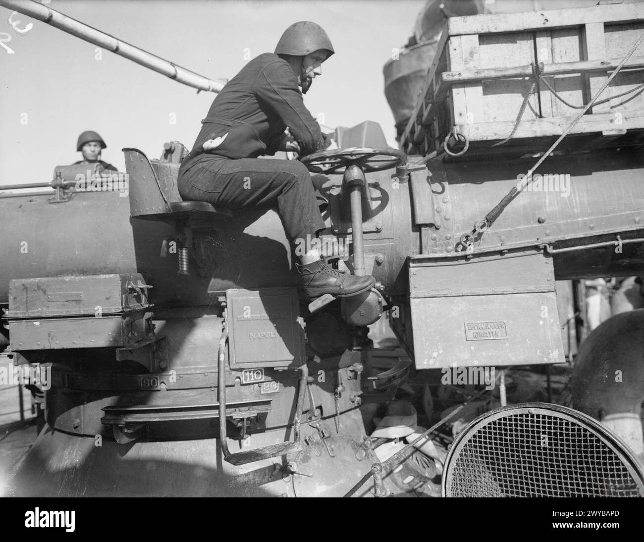 Am 16. Dezember 1941 bediente ein griechischer Seemann an Bord des griechischen Zerstörers HHMS Admiral Coundouriotis die Torpedoröhren des Schiffes während der Marineoperationen. Stockfoto Am 16. Dezember 1941 bediente ein griechischer Seemann an Bord des griechischen Zerstörers HHMS Admiral Coundouriotis die Torpedoröhren des Schiffes während der Marineoperationen. Stockfoto