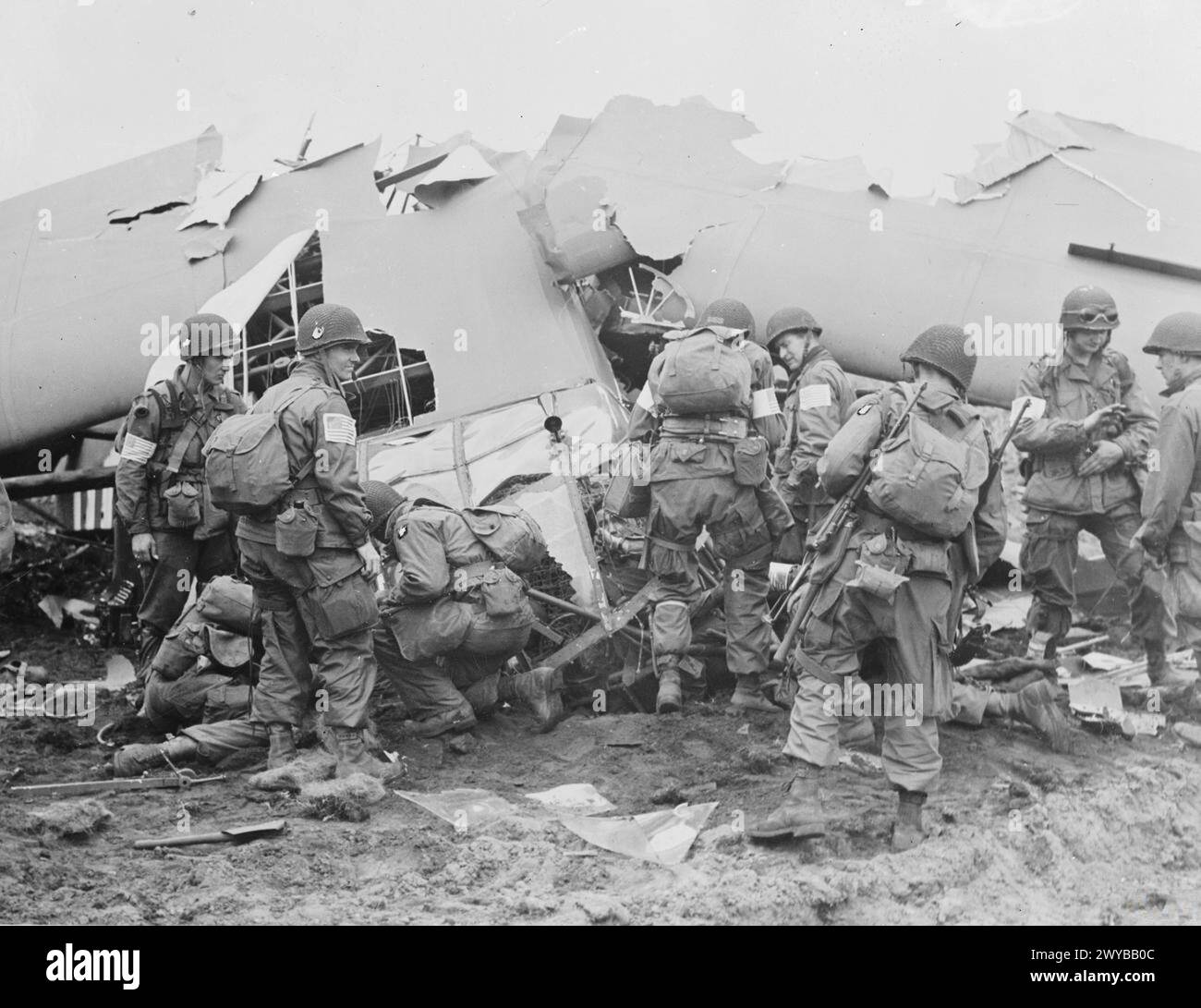 OPERATION MARKET-GARDEN, SEPTEMBER 1944 - US-Fallschirmjäger des 2. Bataillons, 506. Fallschirmjäger-Regiments, 101. Airborne Division helfen, die eingeschlossene Besatzung eines Waco-Segelflugzeugs zu retten, der kurz vor der Landung in der Landezone W, Eindhoven-Son, am 17. September 1944 einen Zusammenstoß erlitt. Der Segelflieger und drei Passagiere überlebten den Unfall. , Stockfoto