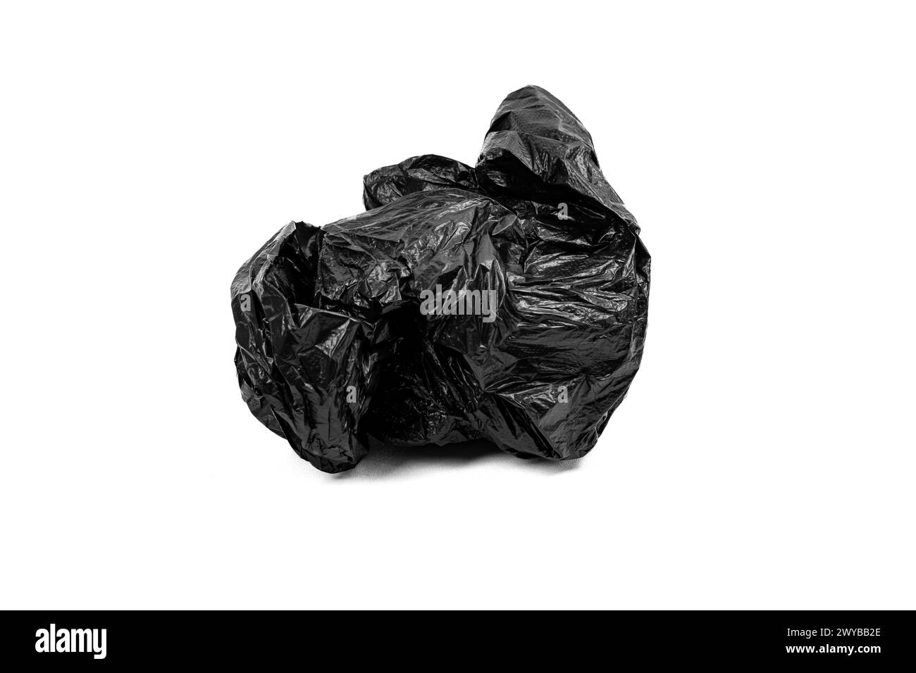 Zerknitterter schwarzer Plastikmüllbeutel isoliert auf weißem Hintergrund. Stockfoto
