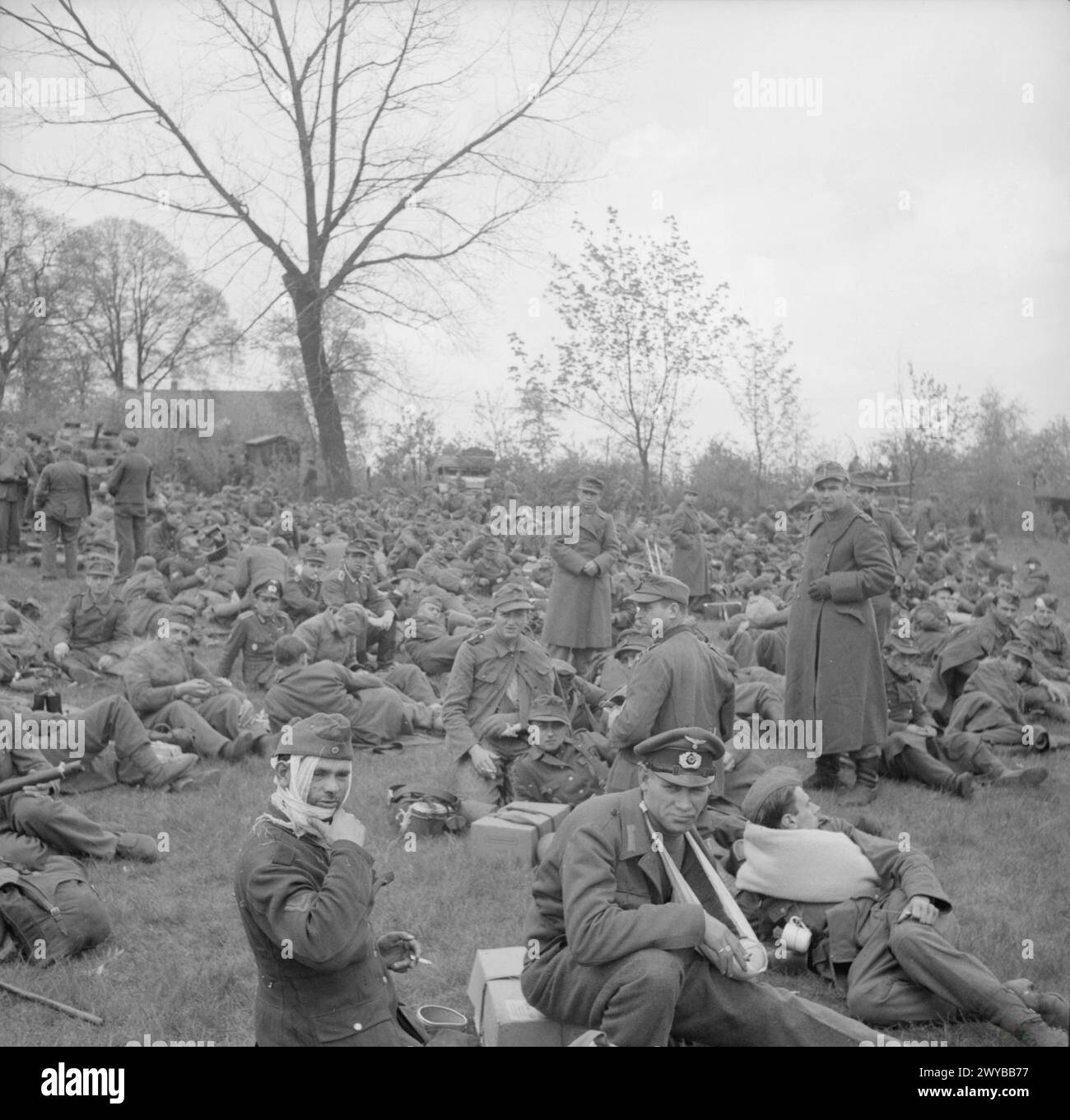 Gefangene werden von der 11. Panzerdivision bearbeitet, nachdem britische Truppen Lübeck während des Zweiten Weltkriegs erobert hatten Stockfoto