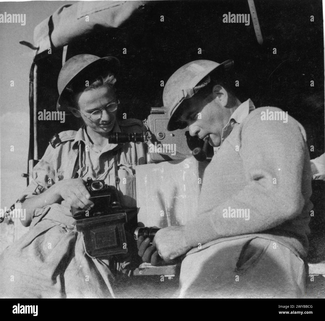 Sergeant Eddy Smales und ein Kameramann der Army Film and Photography Unit stehen im November 1942 während des Zweiten Weltkriegs am Heck ihres Trucks in der Westwüste Stockfoto
