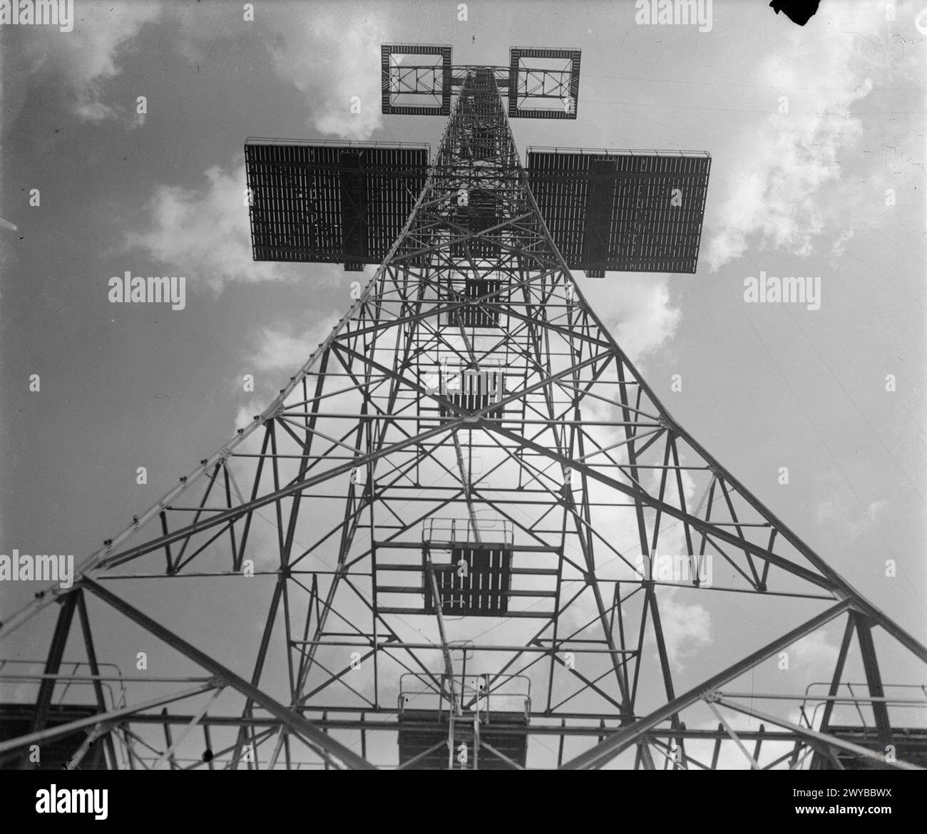 Frauen der W.A.A.F. inspizieren den 360-Fuß-Mast an einer RADARSTATION während der Kriegsoperationen. Stockfoto