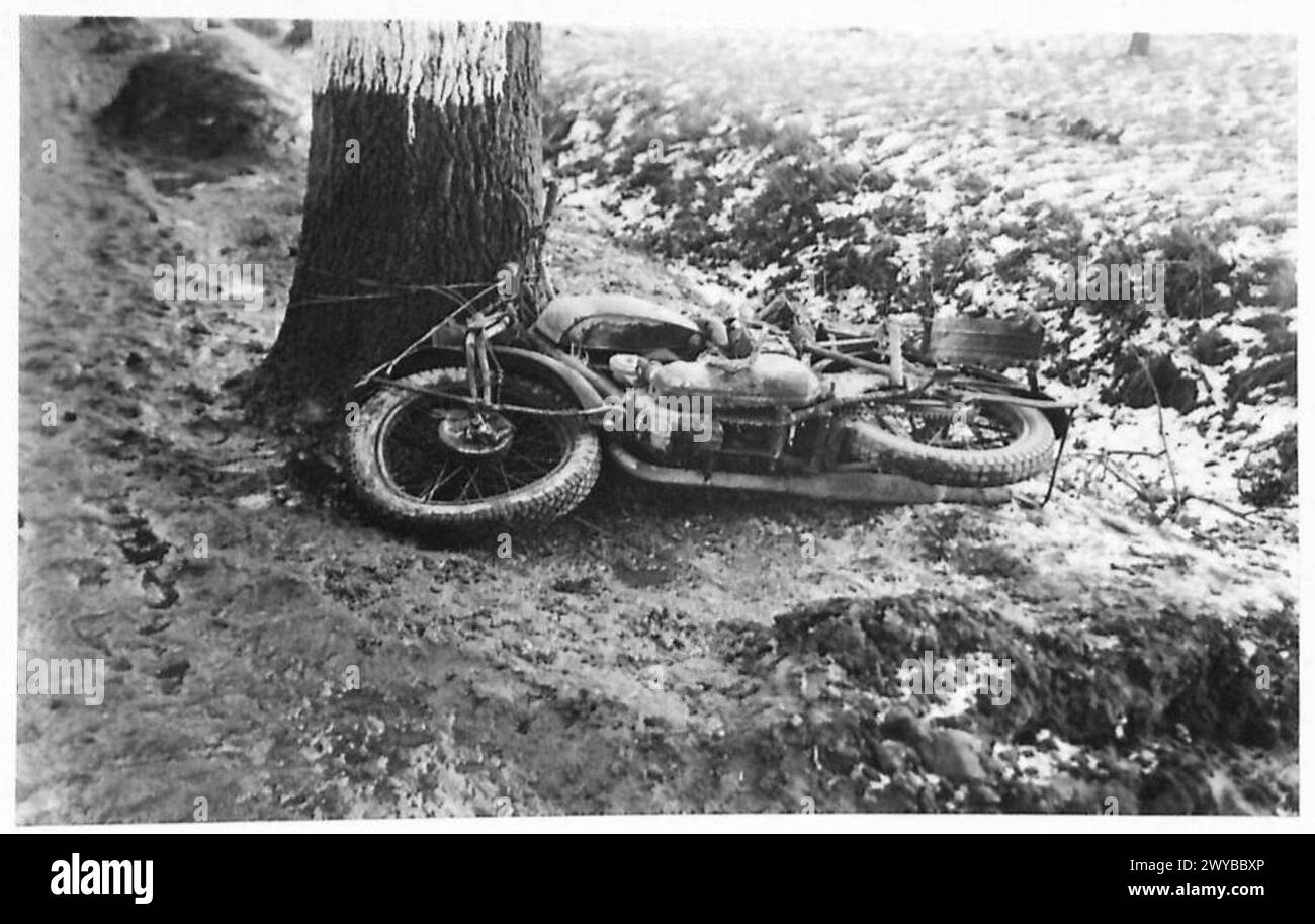 Ein WD-Motorrad rutscht auf eisbedeckten Straßen in einen Baum und zeigt Unfälle, die durch Unwetter während der Operationen der britischen Armee verursacht wurden. Stockfoto