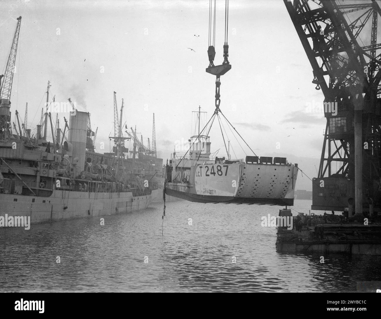 Am 7. Dezember 1944 hob der Riesenkran Mammoth am Gladstone Dock in Liverpool ein über 147 Tonnen schweres Tanklandefahrzeug auf das Deck eines Tanklandeschiffs. Stockfoto