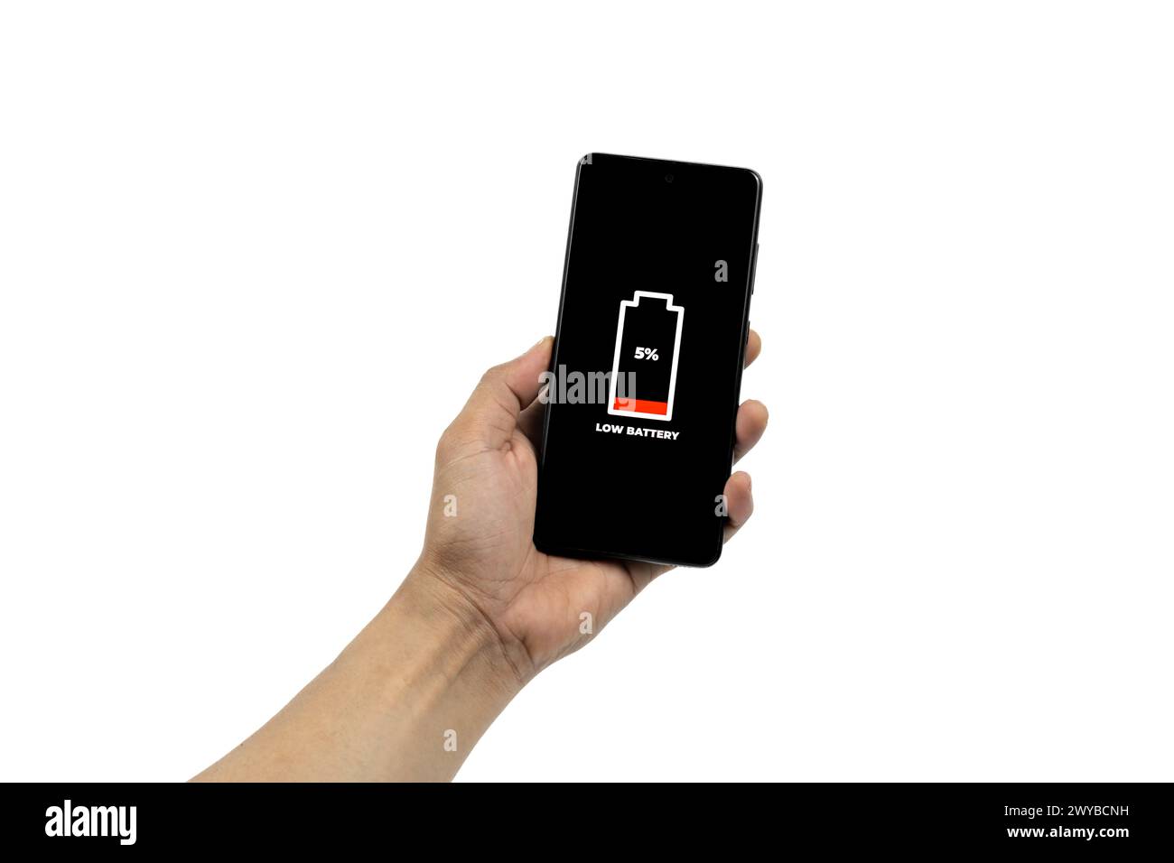 Zelluläre Probleme und Energiekonzepte. Mann Hand hält Smartphone mit niedrigem Akkustand auf dem Bildschirm isoliert auf weißem Hintergrund. Alle Bildschirmgrafiken Stockfoto