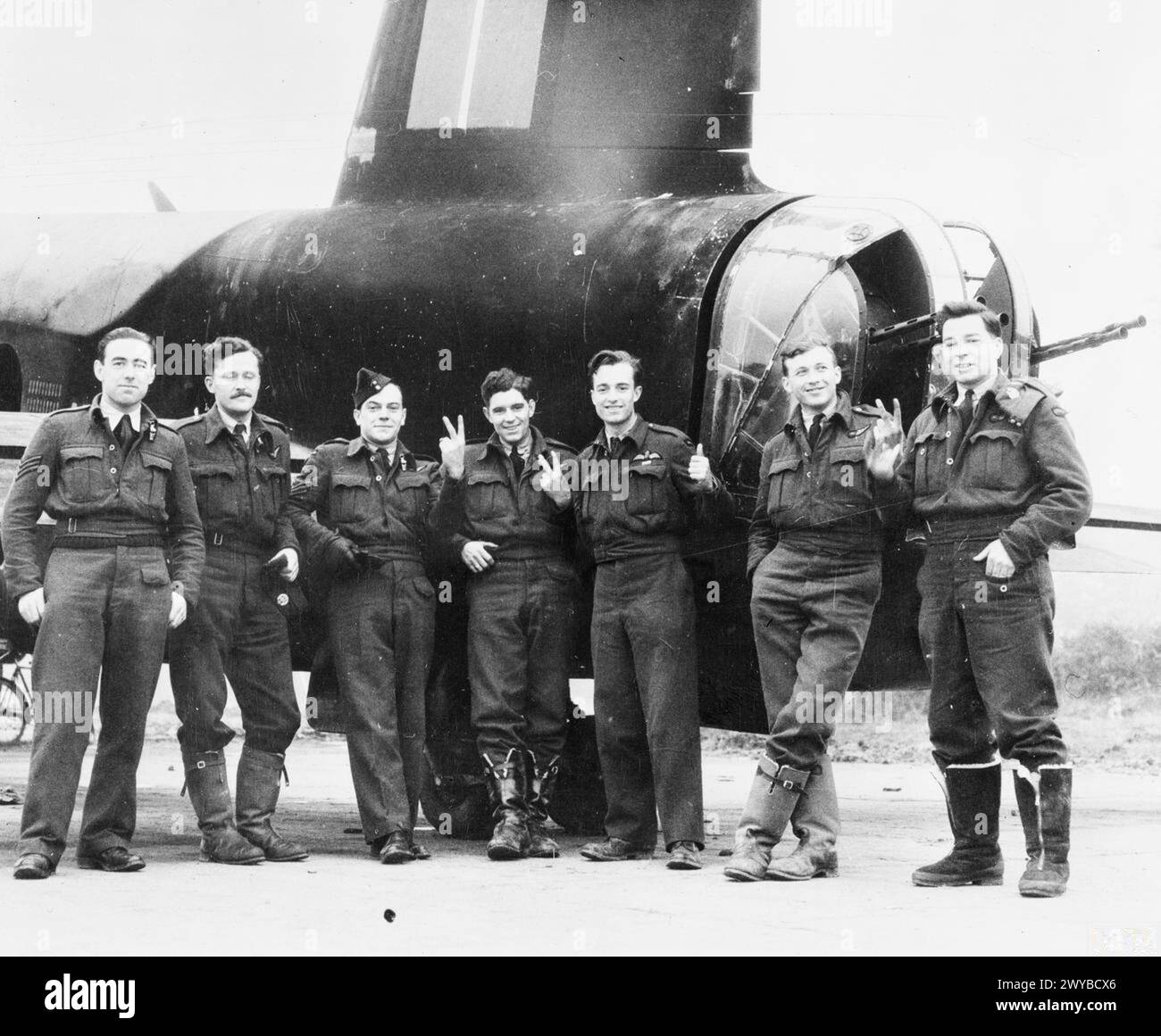 ROYAL AIR FORCE 1939–1945: BOMBERKOMMANDO – Flugfeldwebel A M Halkett DFM (dritter von rechts) und seine Besatzung posieren am Schwanz der Stirling I N3669/LS-H der No 15 Squadron, nachdem sie die 62. Operation des Flugzeugs im November 1942 abgeschlossen hatten. Halkett, A M, Royal Air Force, Royal Air Force Regiment, Sqdn, 15 Stockfoto