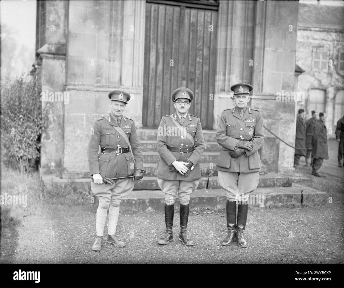Generalleutnant Sir Alan Brooke, GOC 11 Corps, steht mit Generalmajor Bernard Montgomery von der 3. Division und Generalmajor D G Johnson von der 4. Division, British Army, Frankreich 1939–1940. Stockfoto