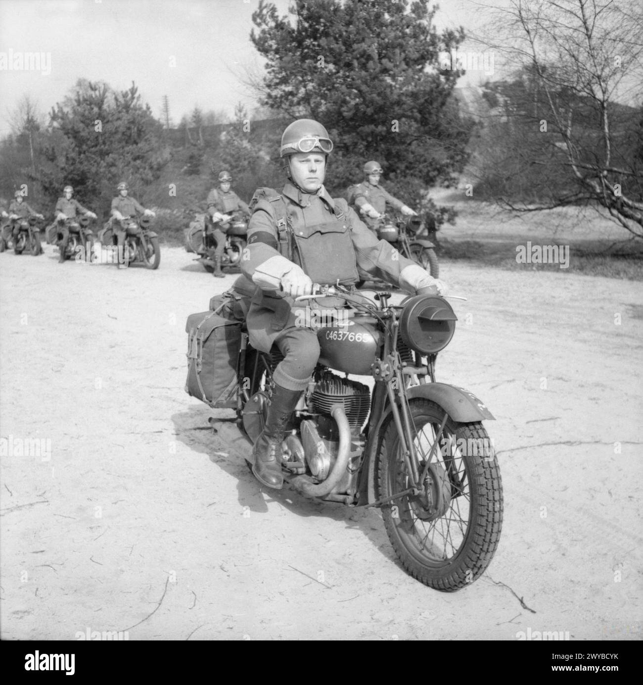 Militärpolizei Motorradfahrer der britischen Armee führten am 31. März 1942 während des Zweiten Weltkriegs in Mytchett bei Aldershot Trainingsübungen durch. Stockfoto
