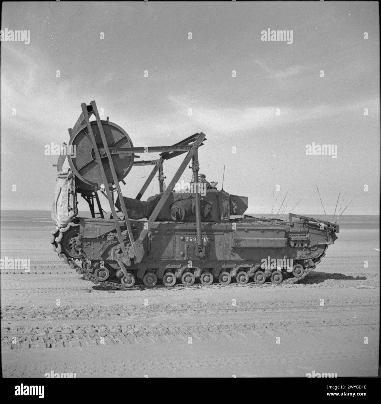 Churchill AVRE Tank mit Teppichschicht Spule während der 79. Panzerdivision Ausrüstungsversuche am 26. April 1944. Stockfoto
