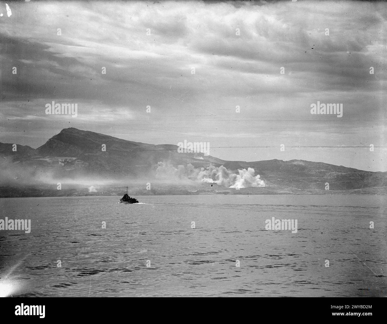 Am 11. Juni 1943 unterstützten die HMS Orion und ein britisches Kreuzergeschwader aus Malta die Invasion von Pantellaria mit Bombardierungen auf Küstenfestungen. Alliierte Bomber griffen den Hafen an, während der griechische Zerstörer Queen Olga, Motortorpedoboote und Motorstarts die Landungsboote dicht bedeckten. Stockfoto Am 11. Juni 1943 unterstützten die HMS Orion und ein britisches Kreuzergeschwader aus Malta die Invasion von Pantellaria mit Bombardierungen auf Küstenfestungen. Alliierte Bomber griffen den Hafen an, während der griechische Zerstörer Queen Olga, Motortorpedoboote und Motorstarts die Landungsboote dicht bedeckten. Stockfoto