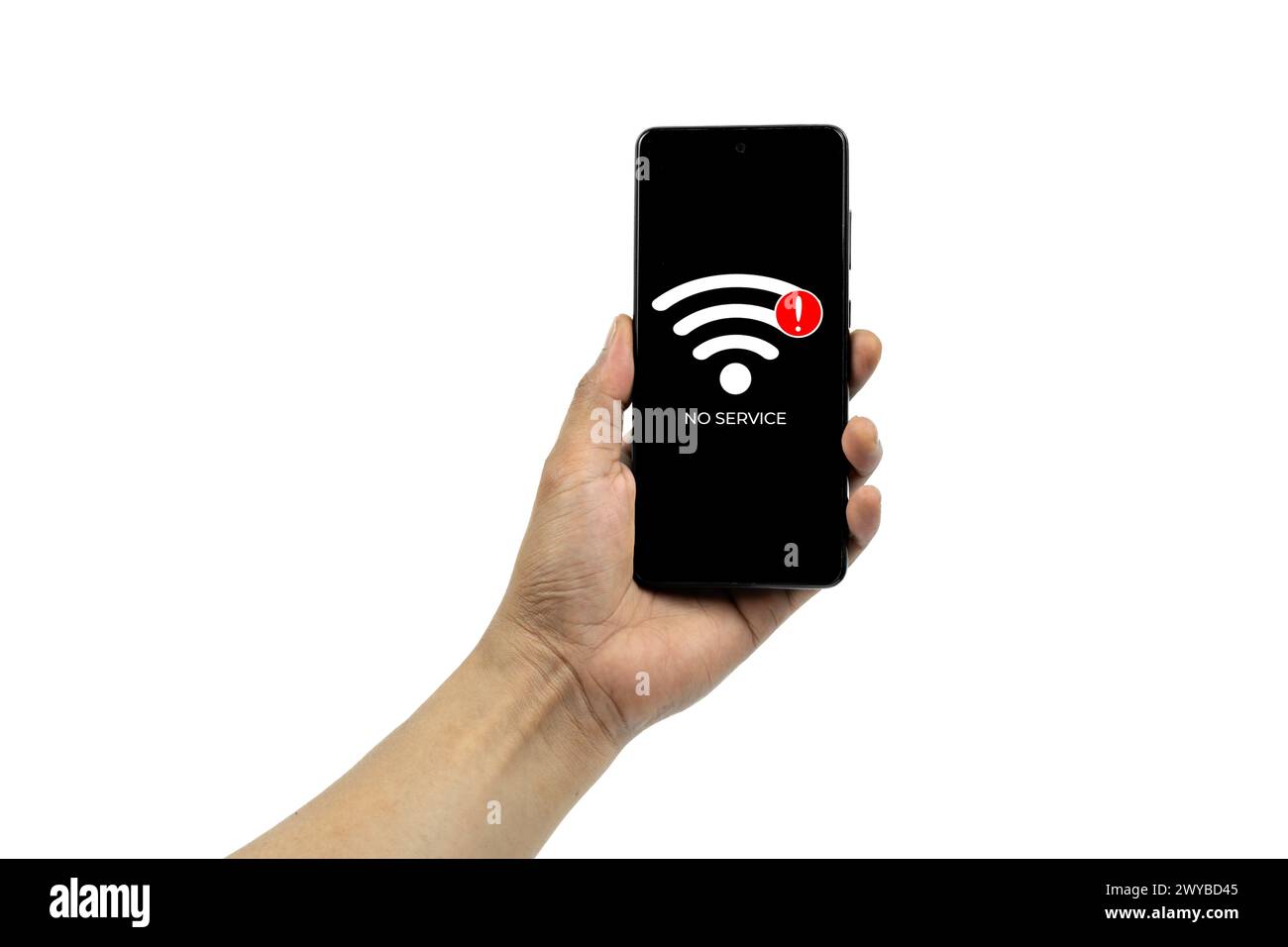 Zelluläre Problemkonzepte. Mann Hand hält das Smartphone mit dem Symbol „kein Service“ auf dem Bildschirm isoliert auf weißem Hintergrund. Alle Bildschirmgrafiken sind zusammengesetzt. Stockfoto