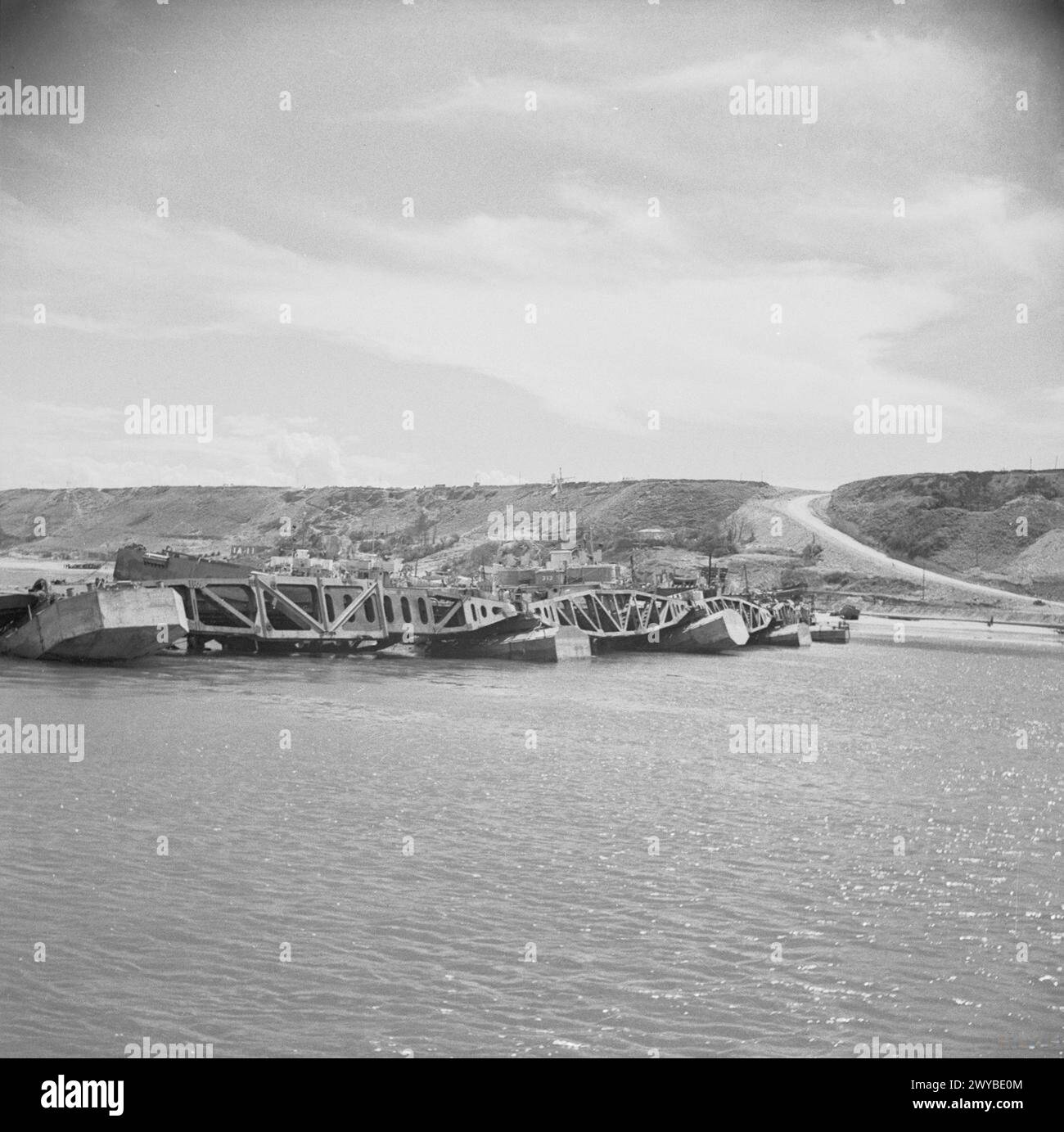 Der Hafen von Mulberry B in Arromanches erlitt nach dem Sturm im Juni 1944 während der Invasion der Normandie erhebliche Schäden. Stockfoto
