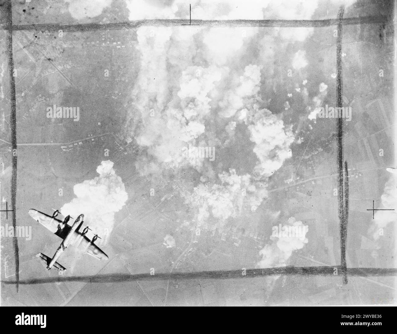 Avro Lancaster B Mark I PD228 'GI-A' der No. 622 Squadron RAF, gesteuert von Squadron Leader R G Allen, führt am 16. November 1944 einen Tageslichtbombenangriff auf Heinsburg durch. Die Mission war Teil der Unterstützung der No. 3 Group für eine Offensive der US Army. Das Flugzeug wird gezeigt, wie es über das rauchbedeckte Zielgebiet fliegt. Stockfoto