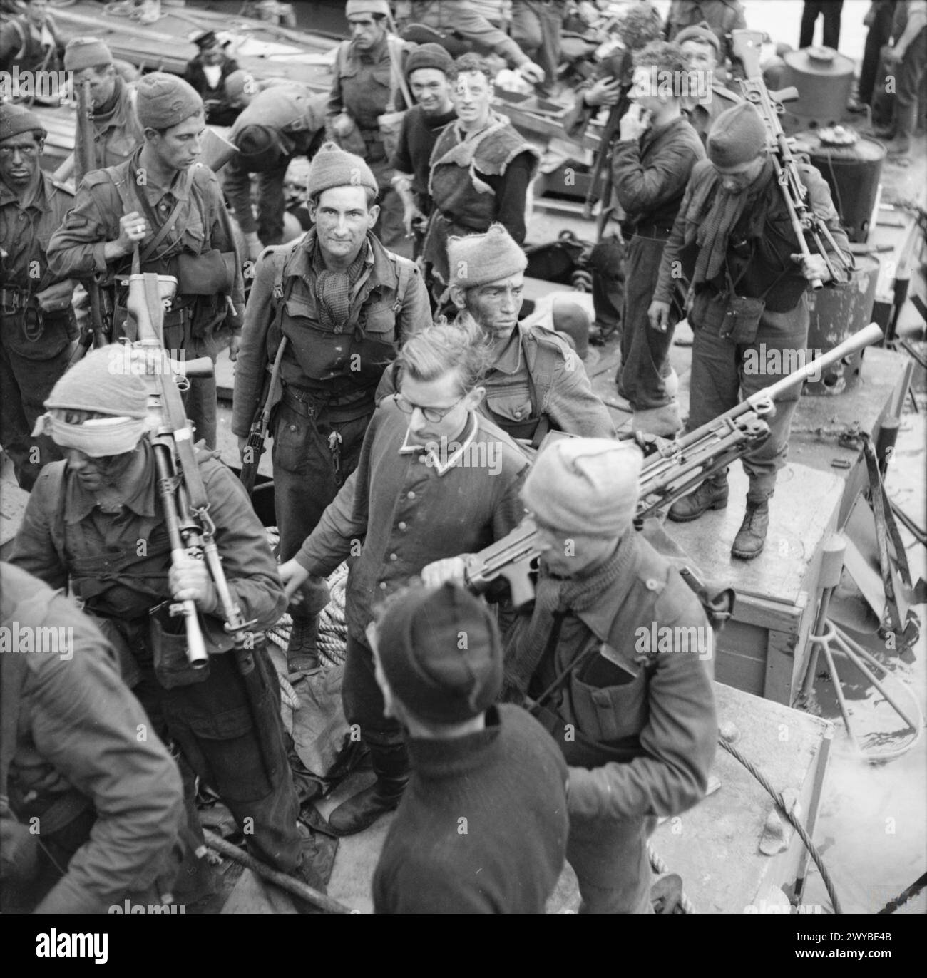 Der deutsche Unteroffizier Leo Marsiniak wird in Newhaven eskortiert, nachdem er am 19. August 1942 die Varengeville-Geschützbatterie vom 4. Kommando gefangen genommen hatte. Stockfoto