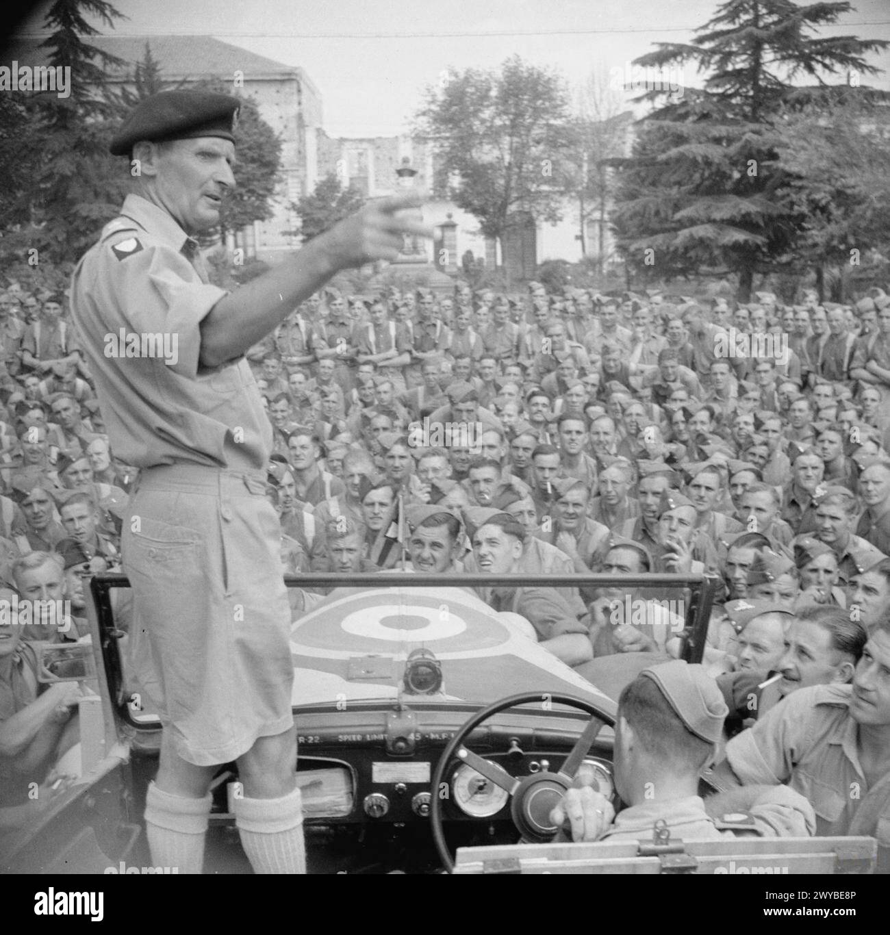 General Bernard Montgomery spricht an die britische achte Armee in Sizilien und überbringt eine motivierende Botschaft, um die Truppen vor Operationen während des Zweiten Weltkriegs zu ermutigen Stockfoto