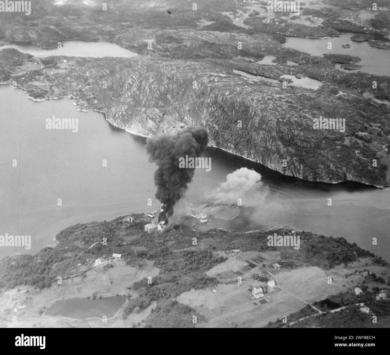 Am 7. August 1940 griffen Blackburn Skua Flugzeuge der Fleet Air Arm das Tanklager Dolvik südlich von Bergen an, wobei einer von drei großen Panzern in Brand geriet. Stockfoto