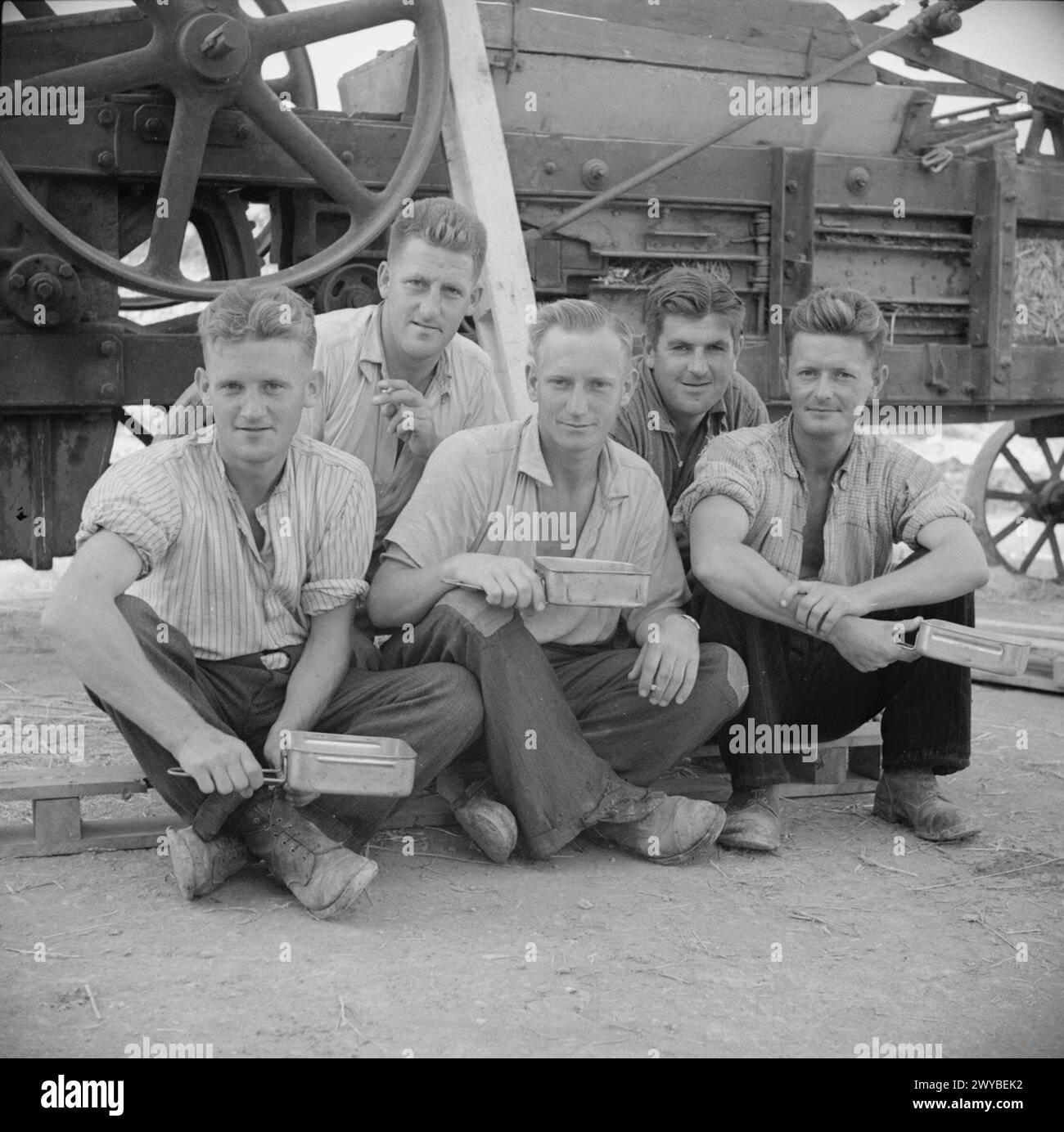 Neuseeländische Soldaten, die in der Nähe von Triest inhaftiert waren, gingen nach der Kapitulation Italiens über 100 Meilen in die Freiheit, zogen sich in Zivilkleidung um, trafen auf deutsche Truppen und beobachteten die Bombardements der RAF (1943–1945). Stockfoto