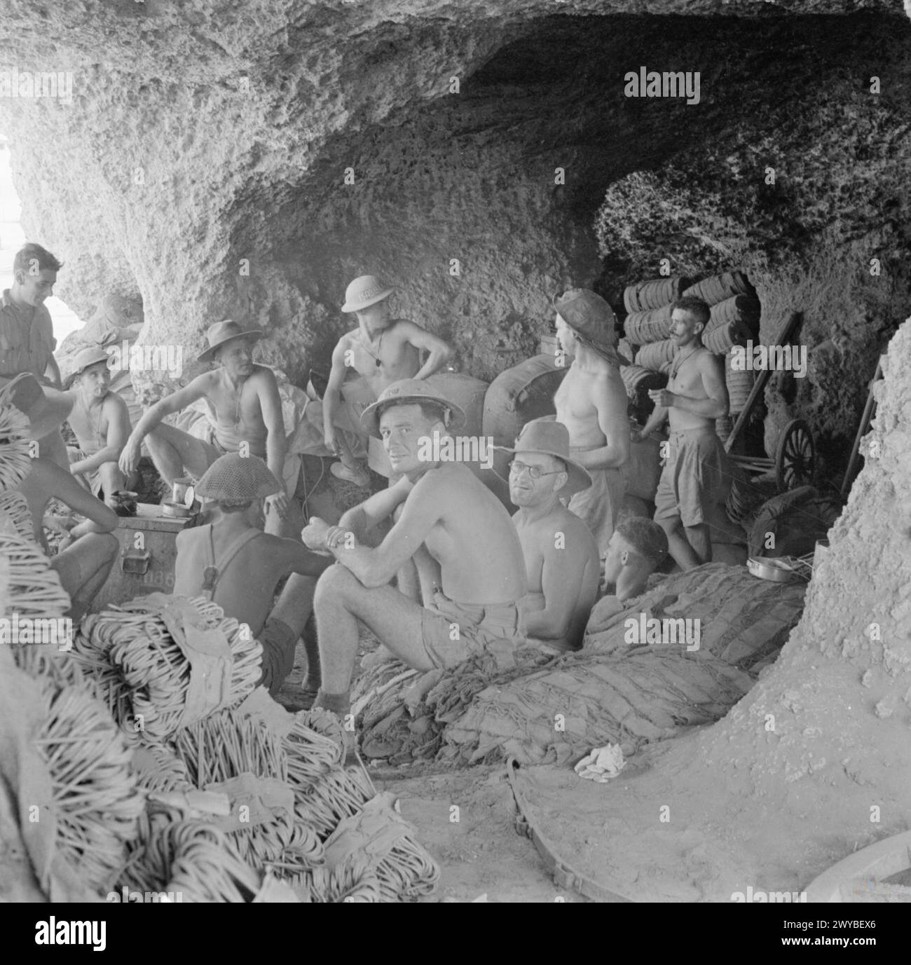 Mitglieder der 9. Australischen Division von General Morshead, bekannt als „Ratten of Tobruk“, unterschlugen während eines Luftangriffs in der Belagerung von Tobruk, Nordafrika, während des Zweiten Weltkriegs in Höhlen. Stockfoto