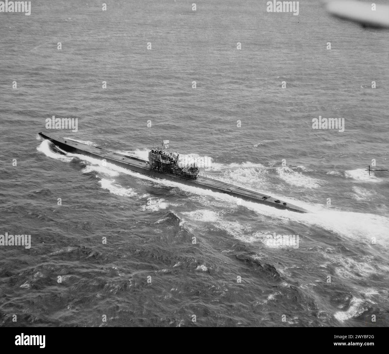 U-BOOTE ERGEBEN SICH IN GIBRALTAR. 11. UND 12. MAI 1945, U-BOOTE U 485 UND U 541 NÄHERN SICH GIBRALTAR, UM SICH ZU ERGEBEN. - Die U 541, mit weißem Fähnrich über dem Hakenkreuz, gesehen in der Straße von Gibraltar von einem Marineflugzeug. , U 541 Stockfoto