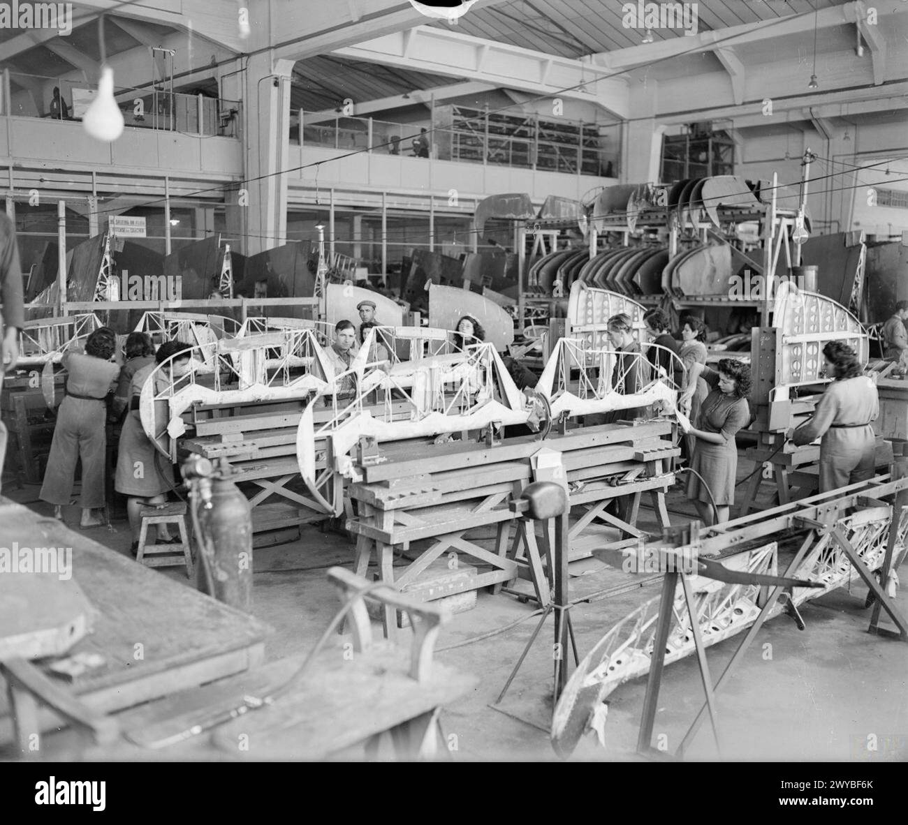 KÖNIGLICHE LUFTWAFFE IN NORDAFRIKA, 1944-1945. - Lokale französische Zivilisten, die an Supermarine Spitfire-Heckflugzeugen arbeiten, Modifikationen und Reparaturen an Aufzügen in der Wartungseinheit Nr. 144, Maison Blanche, Algerien. Royal Air Force, Wartungseinheit, 144 Stockfoto